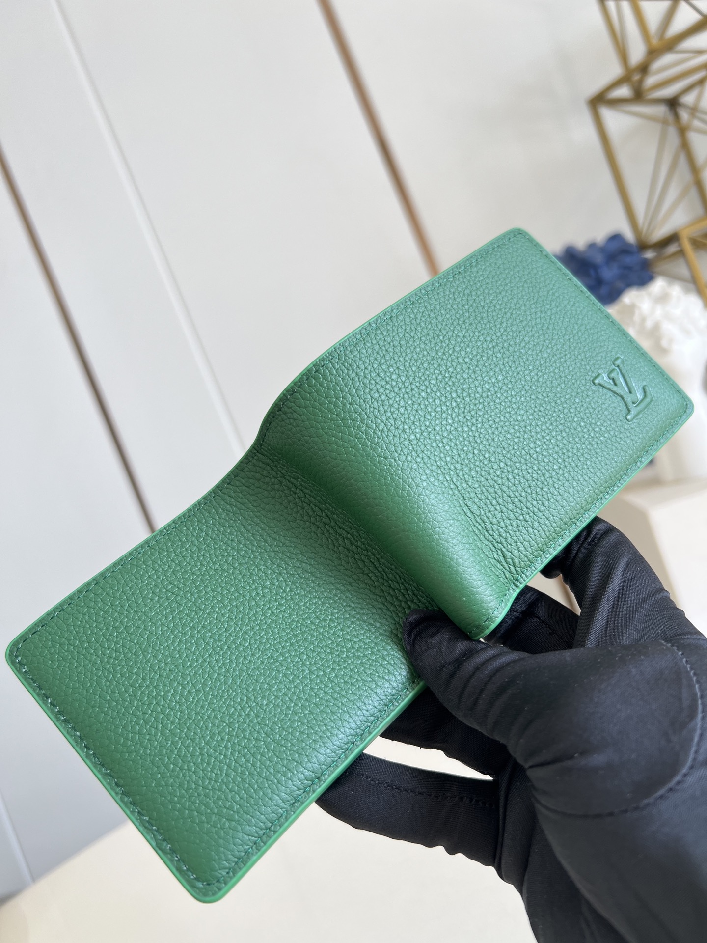 【顶级原单 M25947绿 】Multiple 钱包采用 Monogram 帆布制造，设有多个口袋，可供