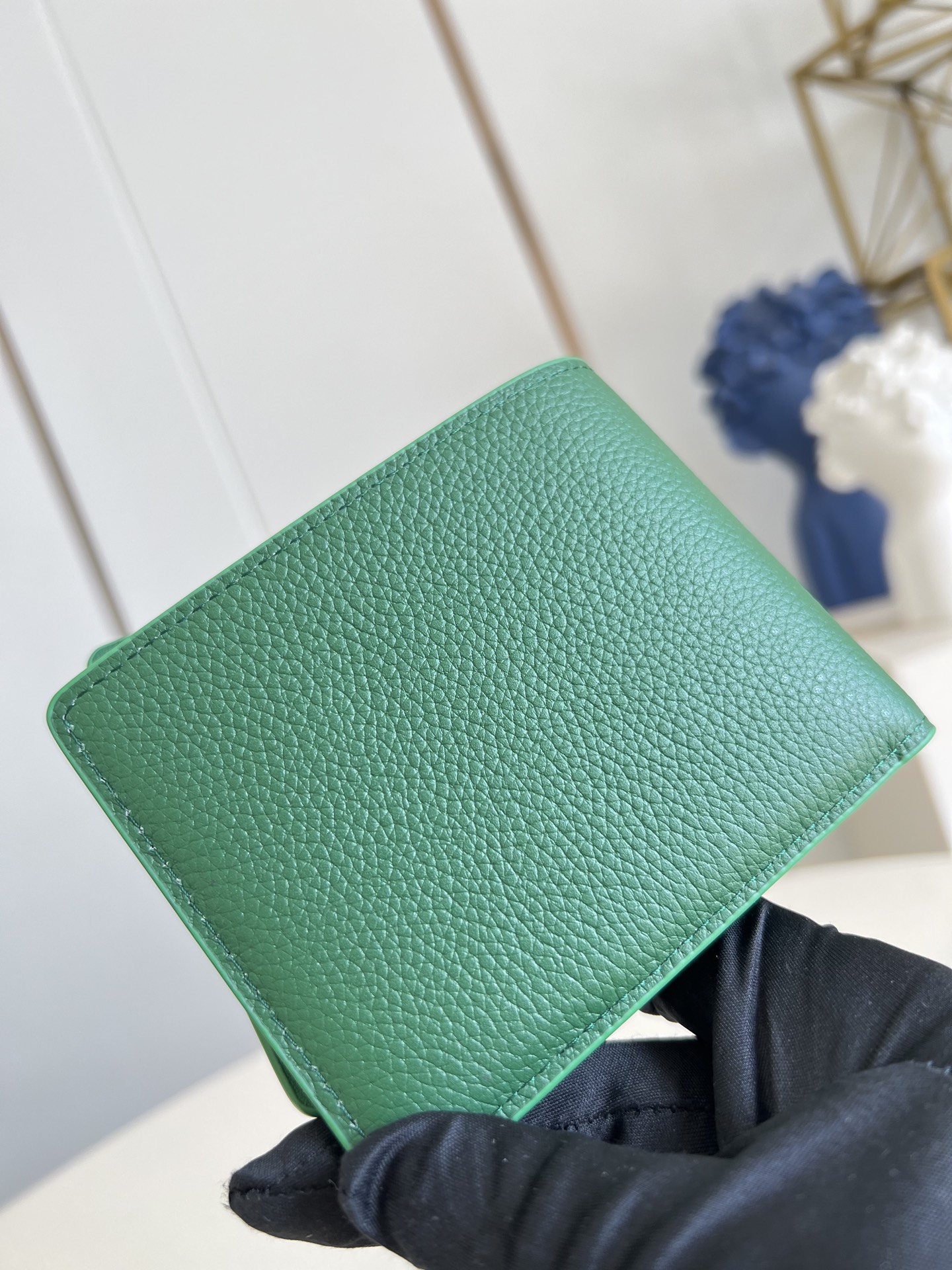 【顶级原单 M25947绿 】Multiple 钱包采用 Monogram 帆布制造，设有多个口袋，可供