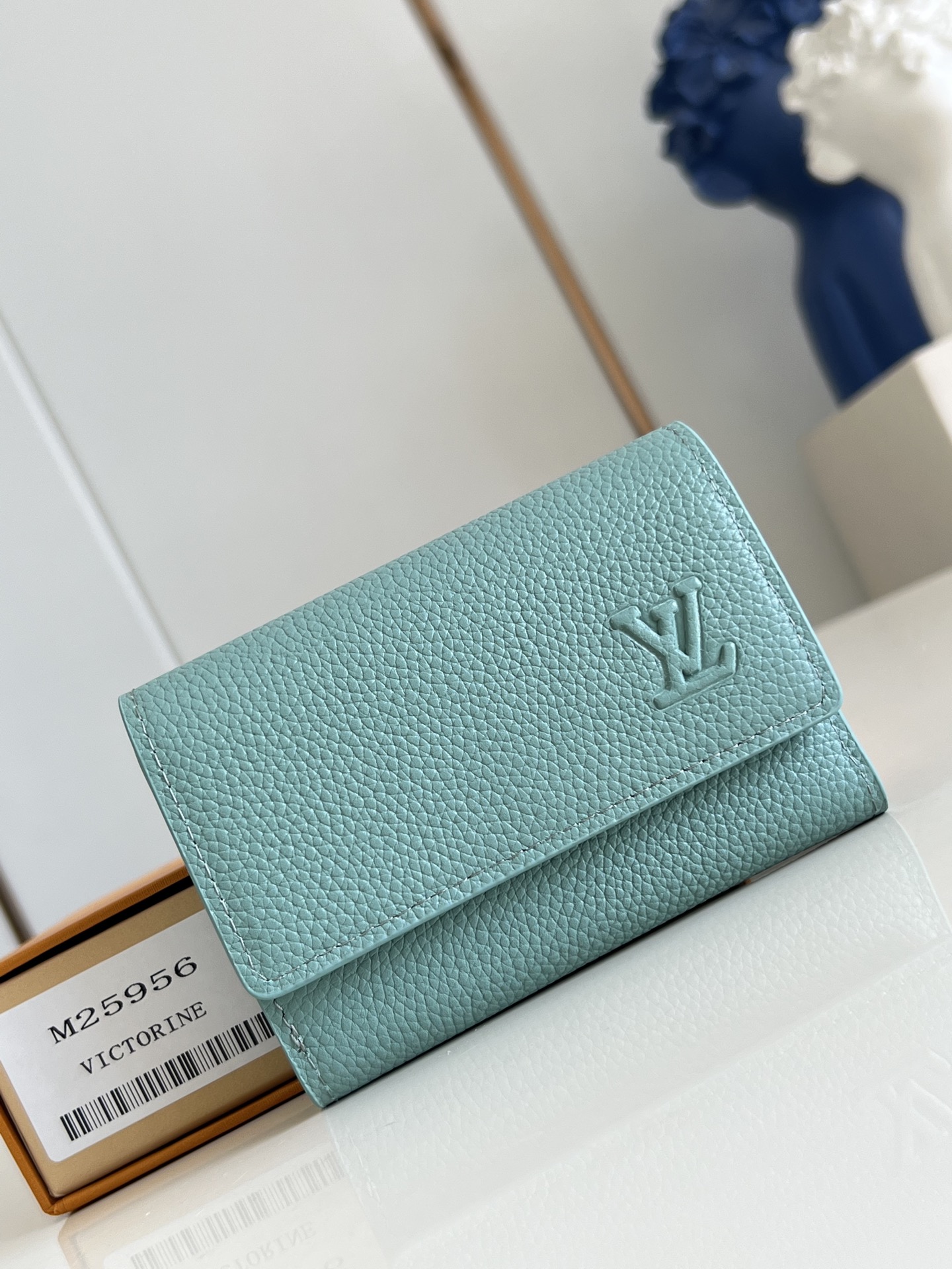 【顶级原单 M25956青 】以经典 Monogram 涂层帆布制作，这款 Enveloppe Cart