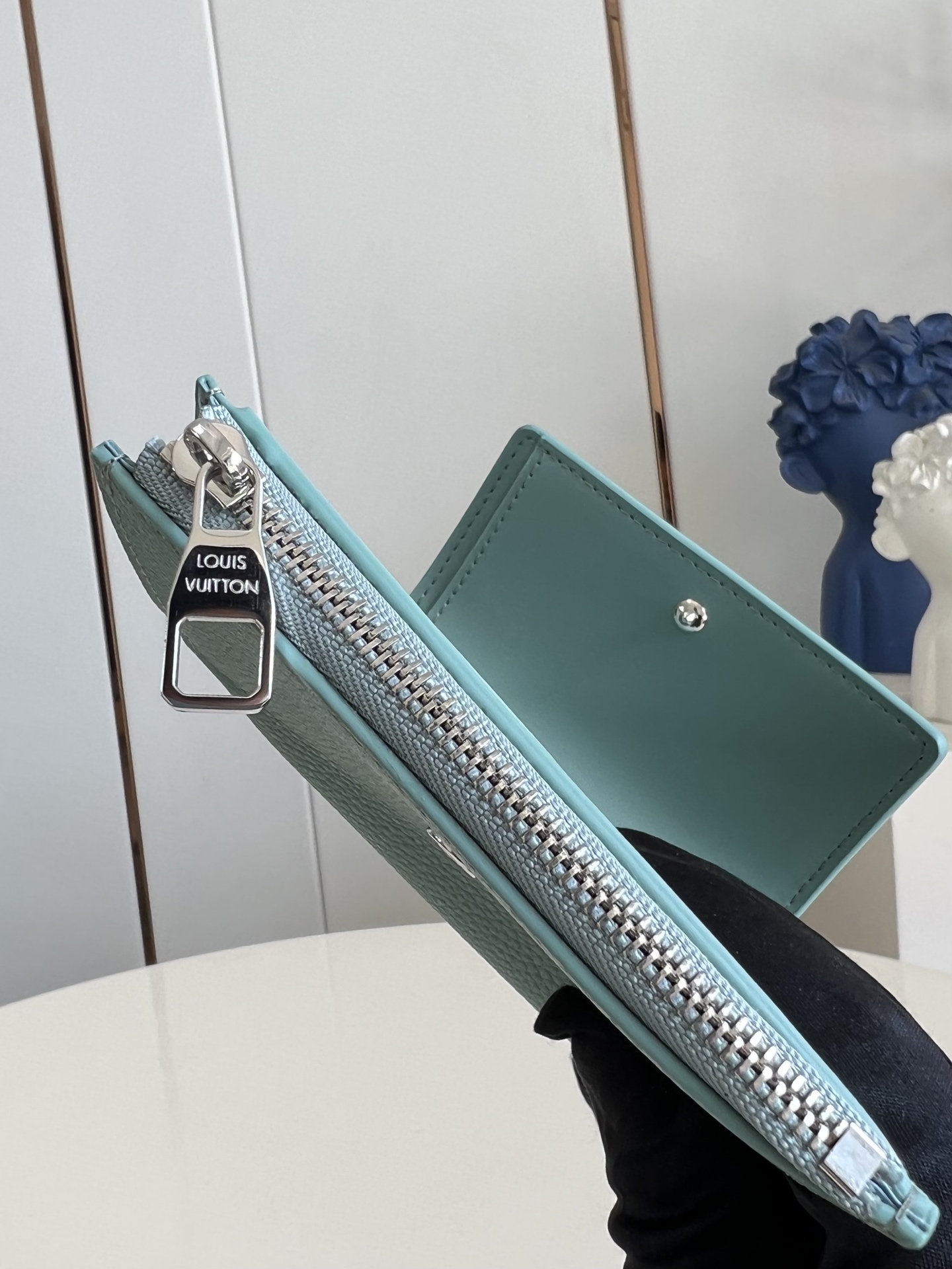 【顶级原单 M25956青 】以经典 Monogram 涂层帆布制作，这款 Enveloppe Cart