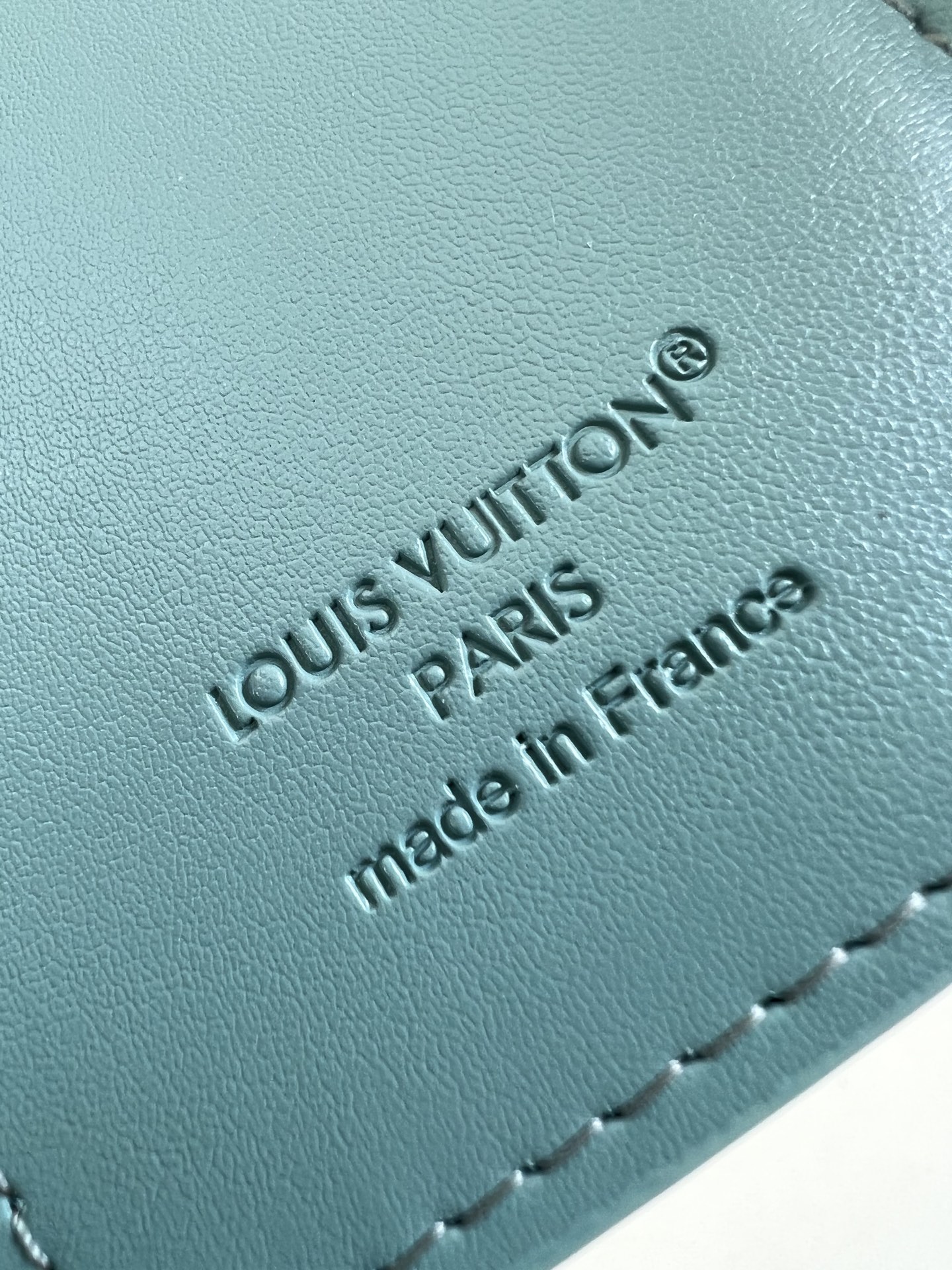 【顶级原单 M25956青 】以经典 Monogram 涂层帆布制作，这款 Enveloppe Cart