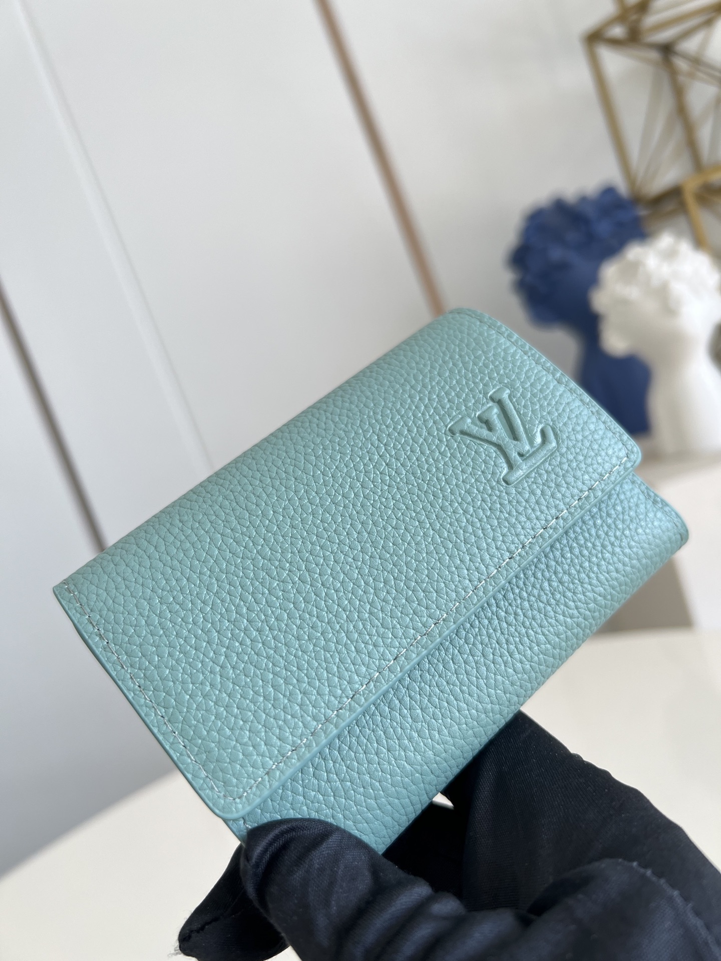 【顶级原单 M25956青 】以经典 Monogram 涂层帆布制作，这款 Enveloppe Cart