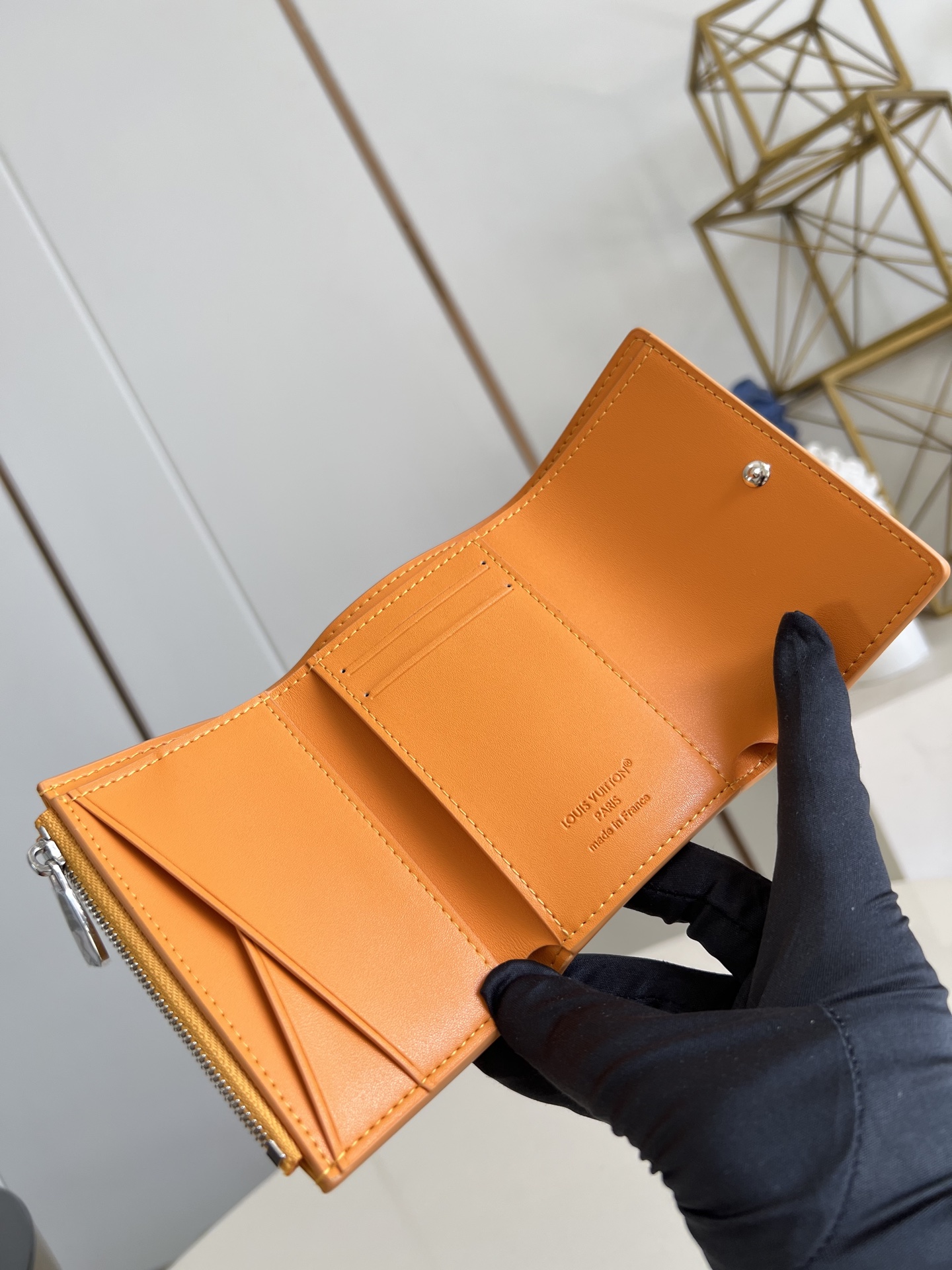 【顶级原单 M25957黄 】以经典 Monogram 涂层帆布制作，这款 Enveloppe Cart