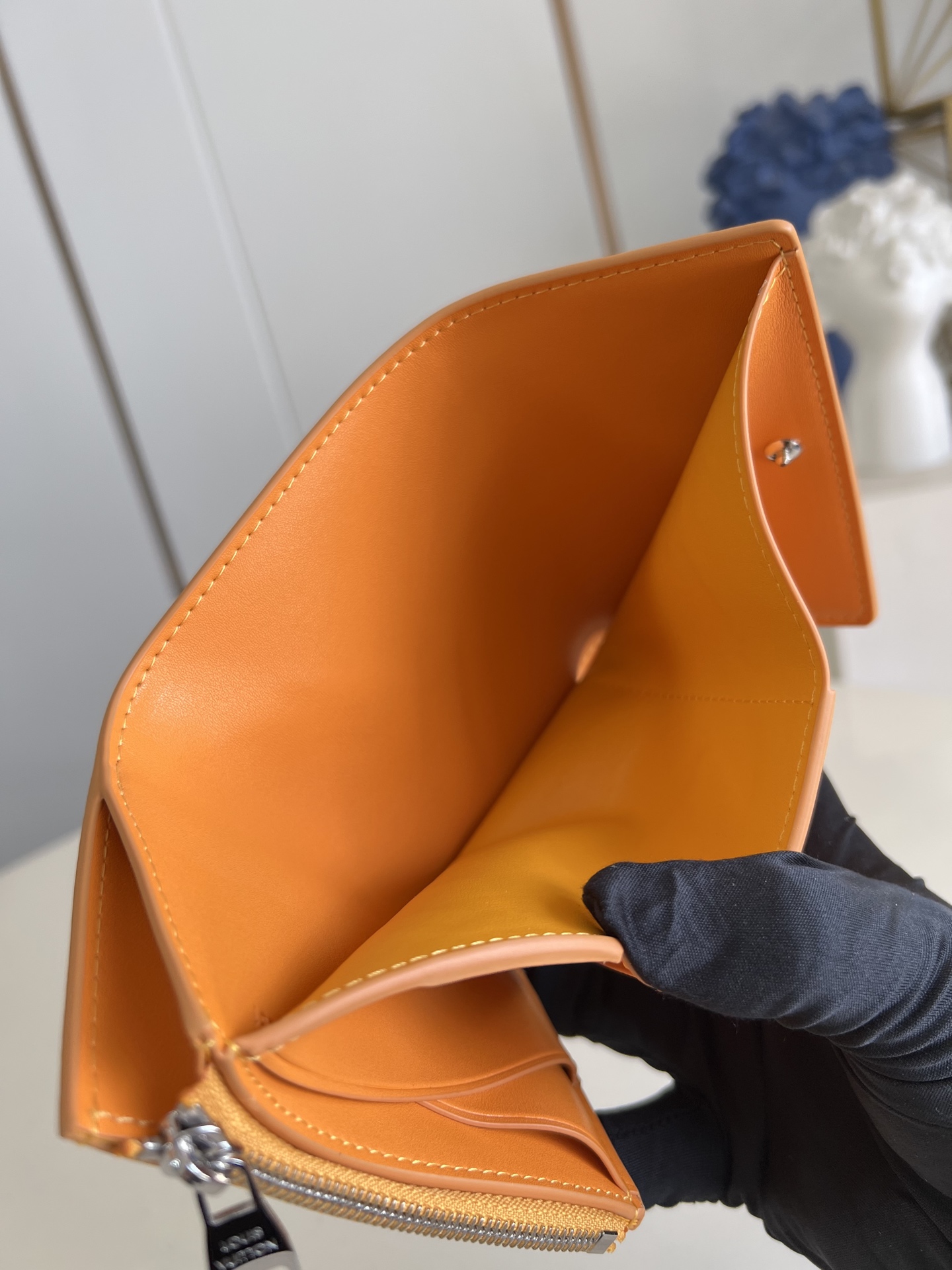 【顶级原单 M25957黄 】以经典 Monogram 涂层帆布制作，这款 Enveloppe Cart