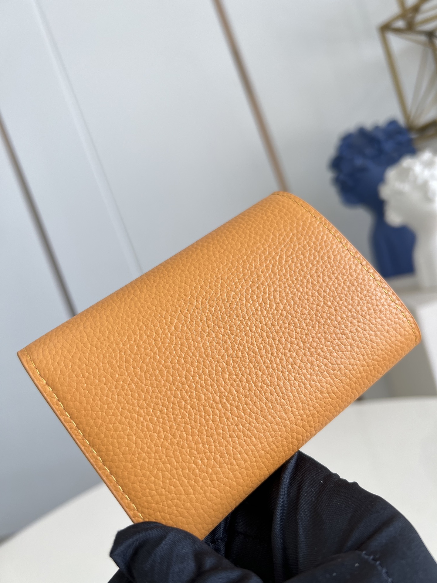 【顶级原单 M25957黄 】以经典 Monogram 涂层帆布制作，这款 Enveloppe Cart