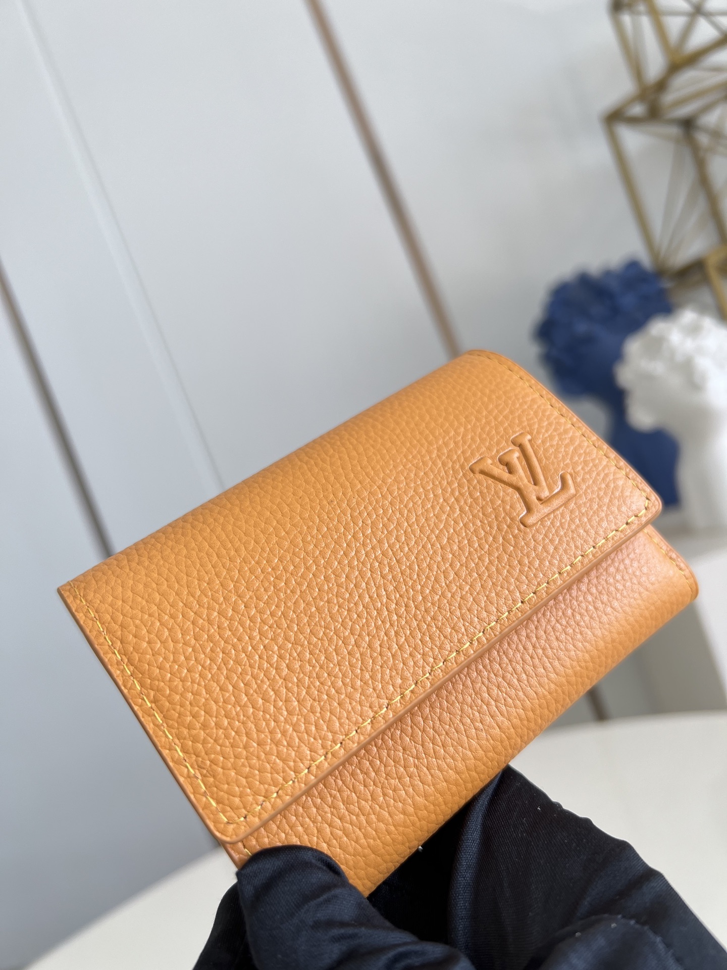 【顶级原单 M25957黄 】以经典 Monogram 涂层帆布制作，这款 Enveloppe Cart