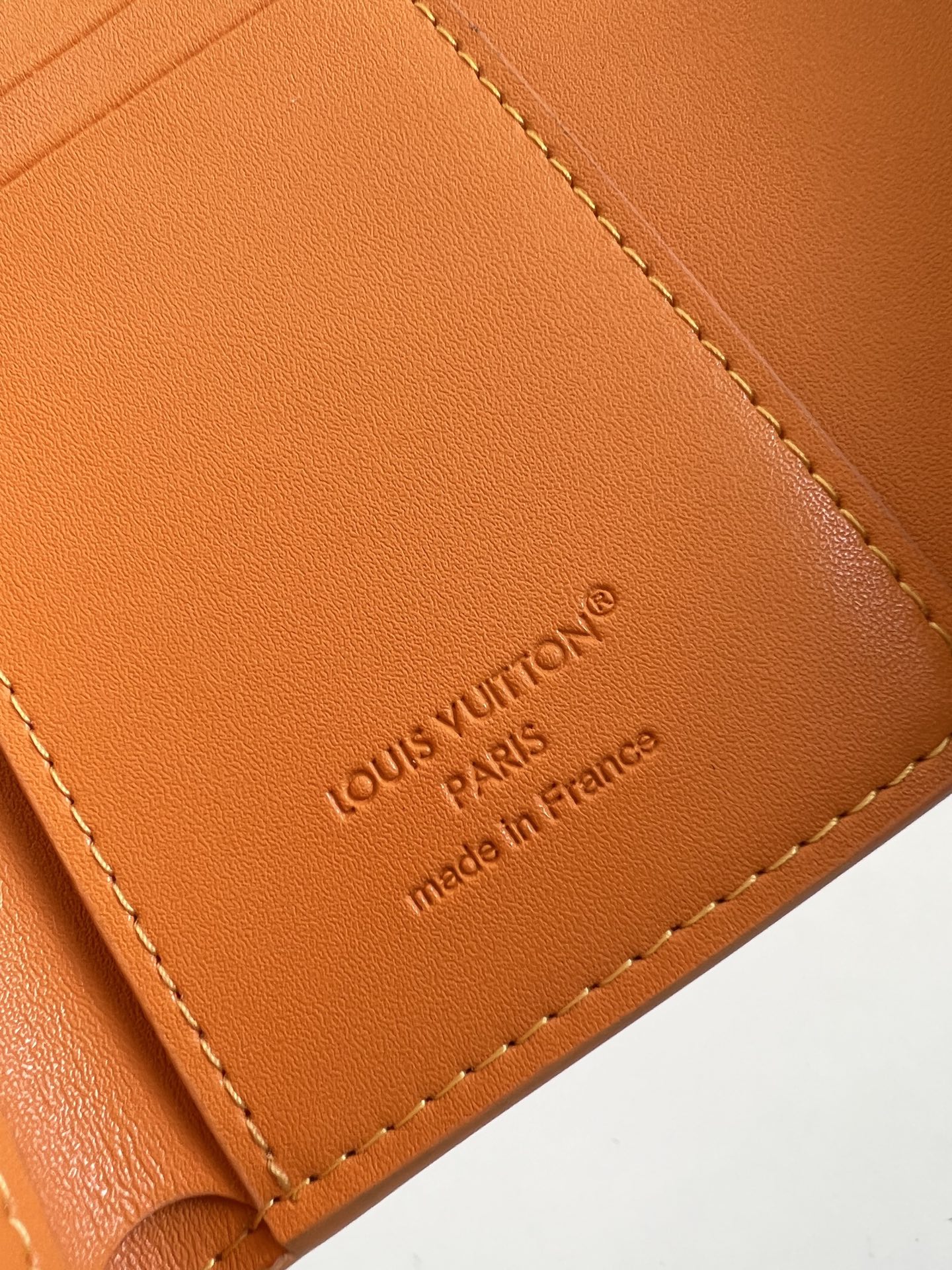 【顶级原单 M25957黄 】以经典 Monogram 涂层帆布制作，这款 Enveloppe Cart