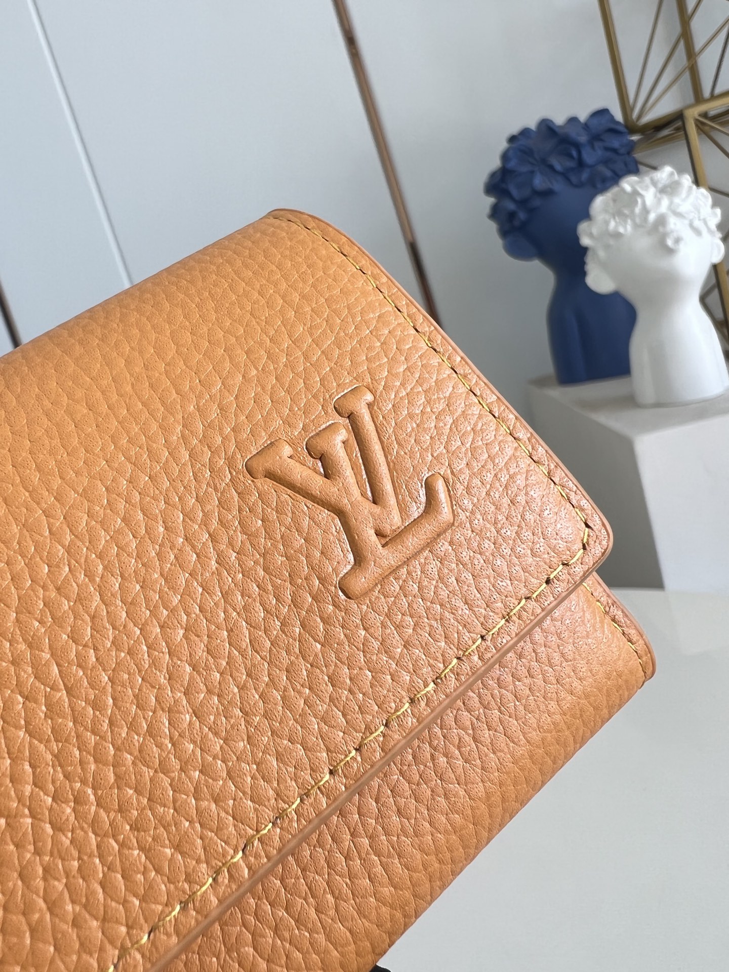 【顶级原单 M25957黄 】以经典 Monogram 涂层帆布制作，这款 Enveloppe Cart