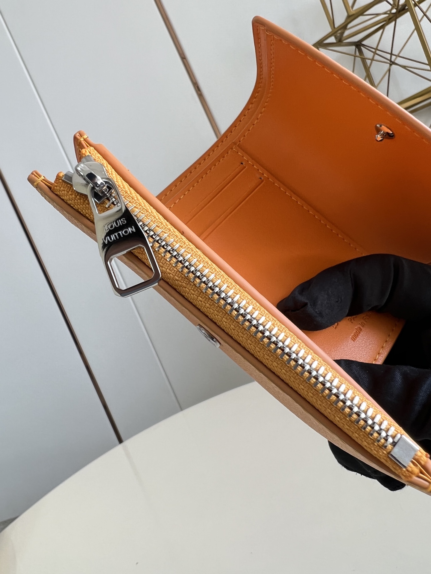 【顶级原单 M25957黄 】以经典 Monogram 涂层帆布制作，这款 Enveloppe Cart