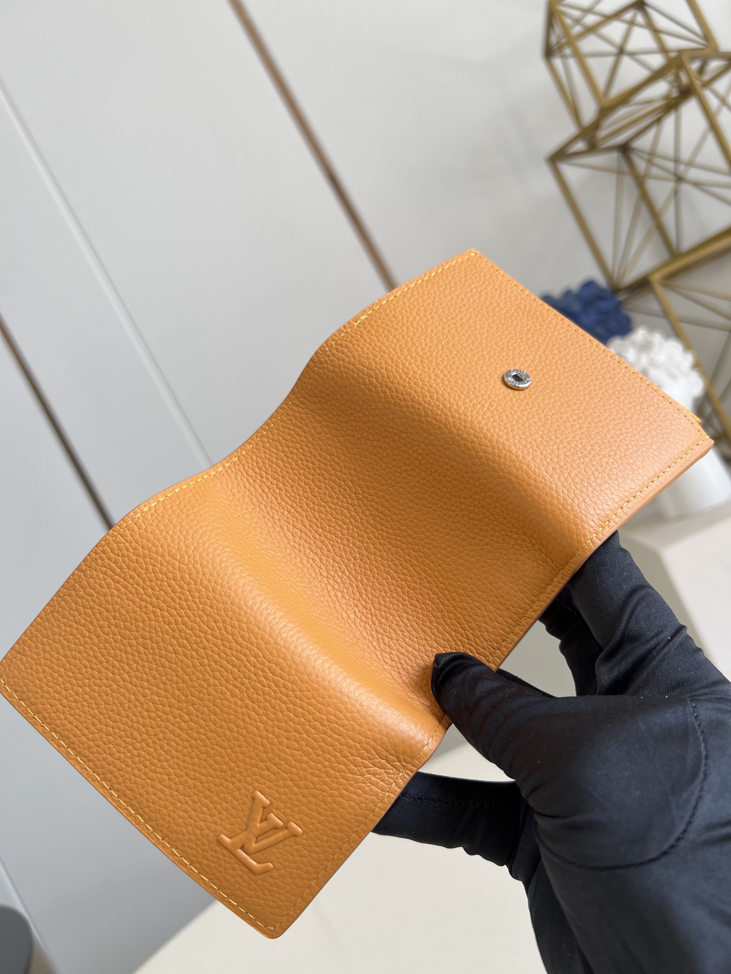 【顶级原单 M25957黄 】以经典 Monogram 涂层帆布制作，这款 Enveloppe Cart