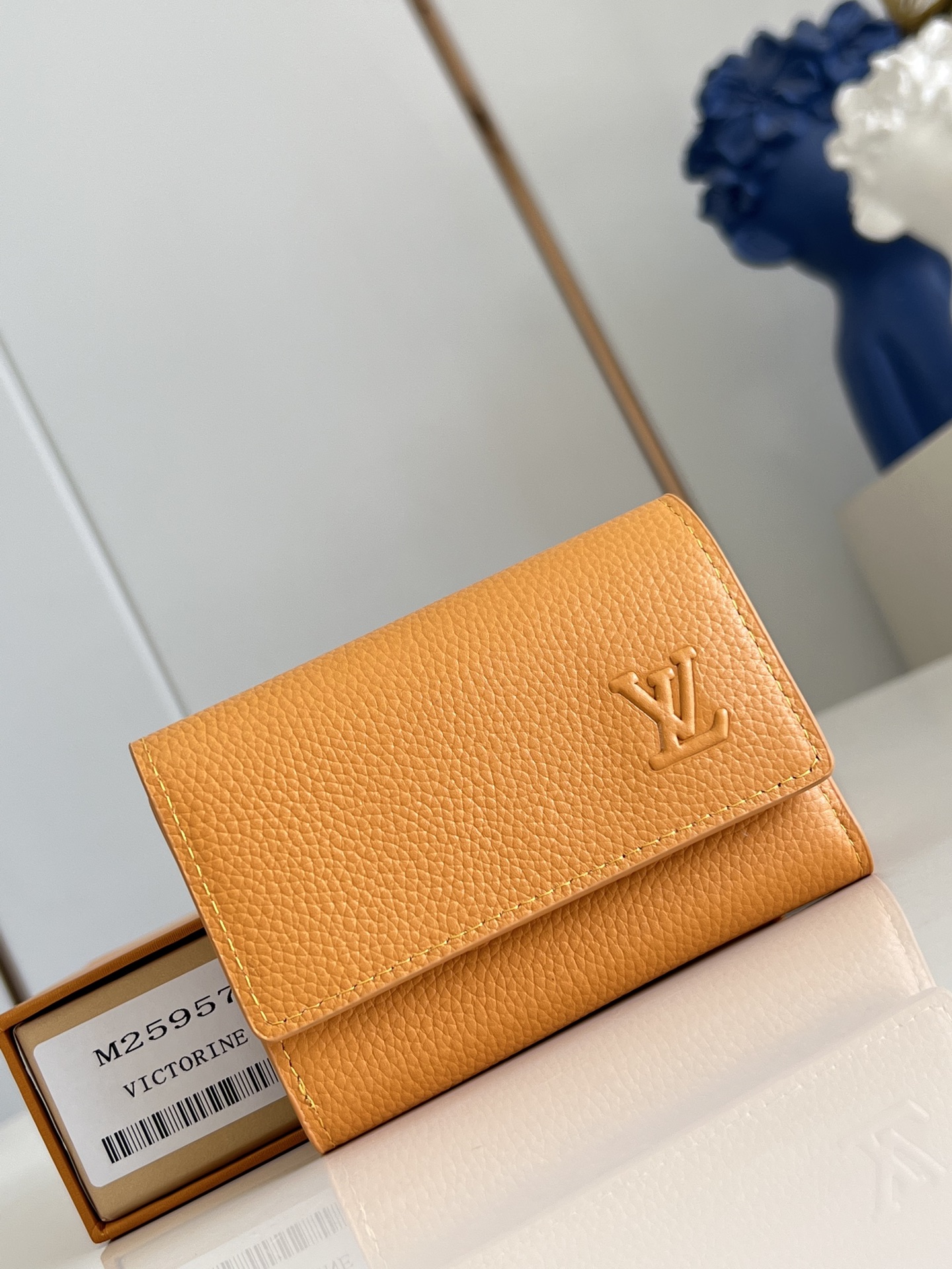 【顶级原单 M25957黄 】以经典 Monogram 涂层帆布制作，这款 Enveloppe Cart