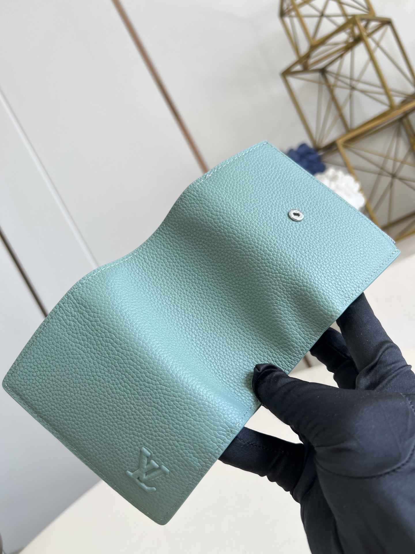 【顶级原单 M25956青 】以经典 Monogram 涂层帆布制作，这款 Enveloppe Cart