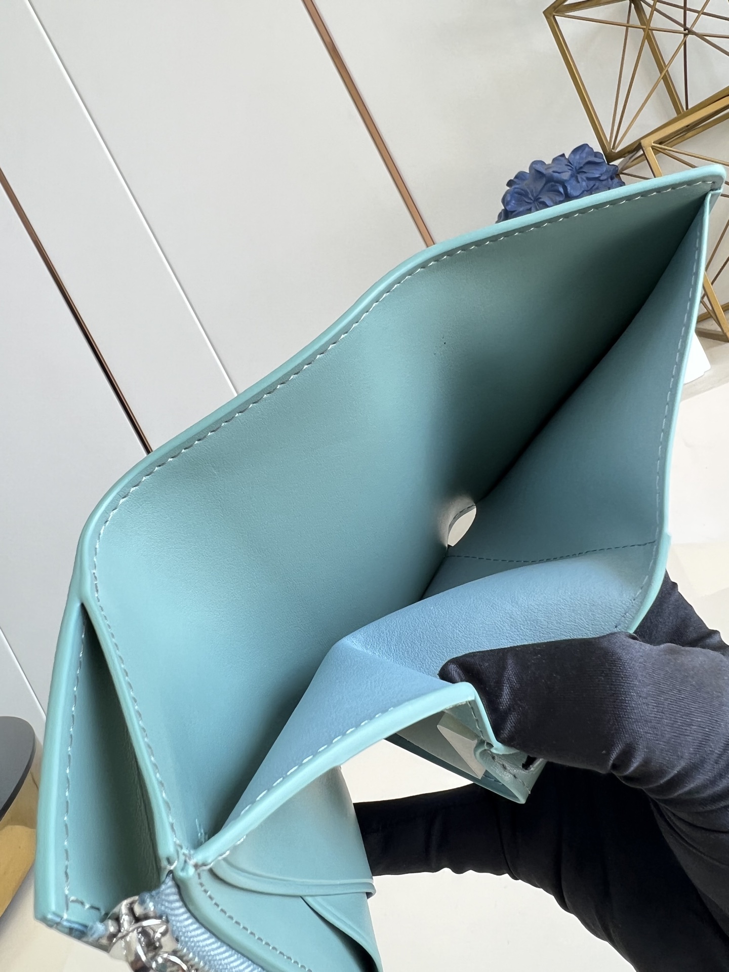 【顶级原单 M25956青 】以经典 Monogram 涂层帆布制作，这款 Enveloppe Cart