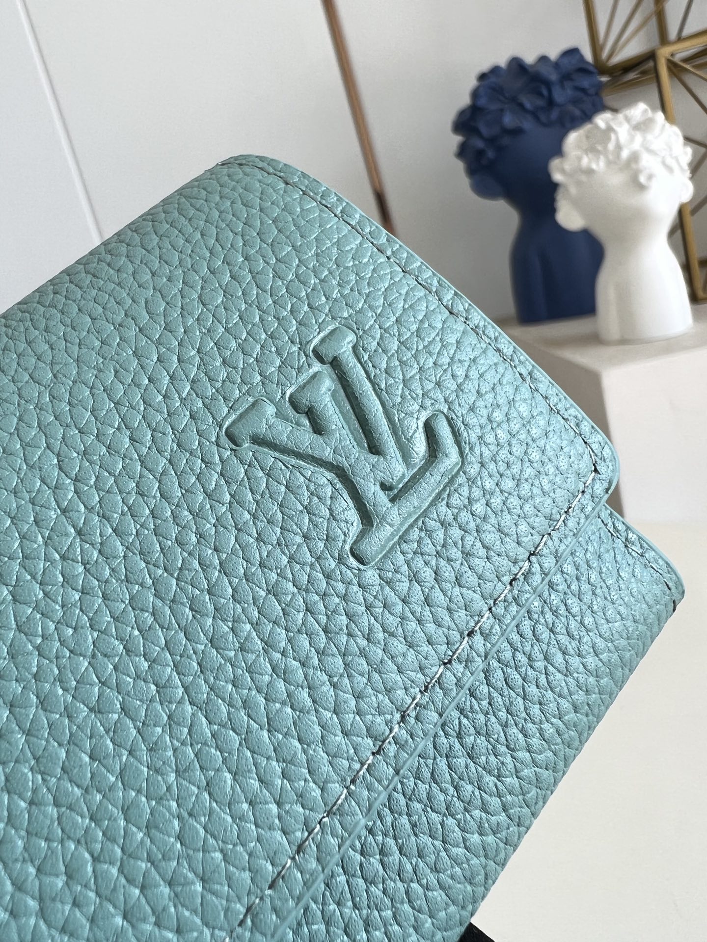 【顶级原单 M25956青 】以经典 Monogram 涂层帆布制作，这款 Enveloppe Cart