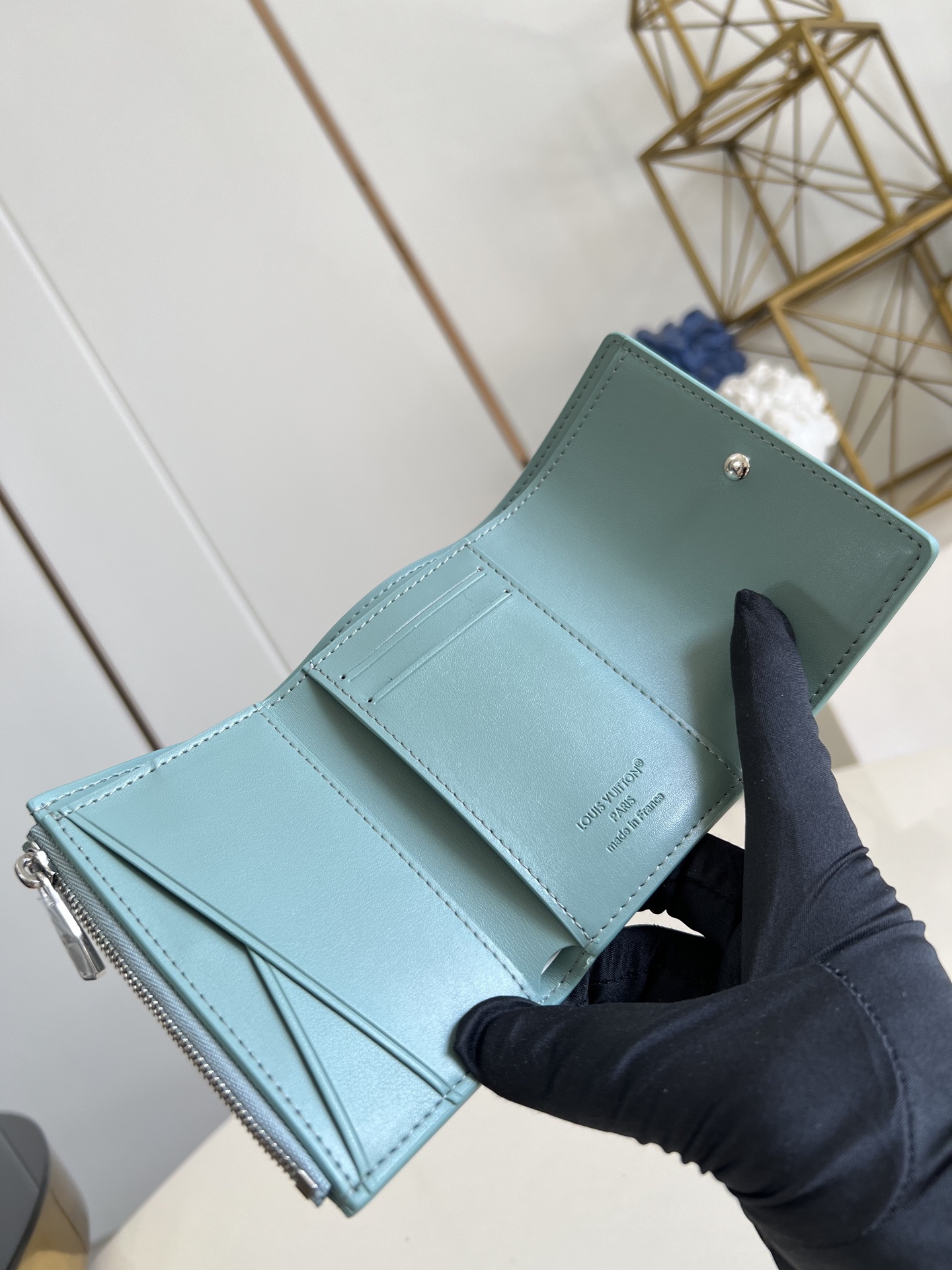 【顶级原单 M25956青 】以经典 Monogram 涂层帆布制作，这款 Enveloppe Cart