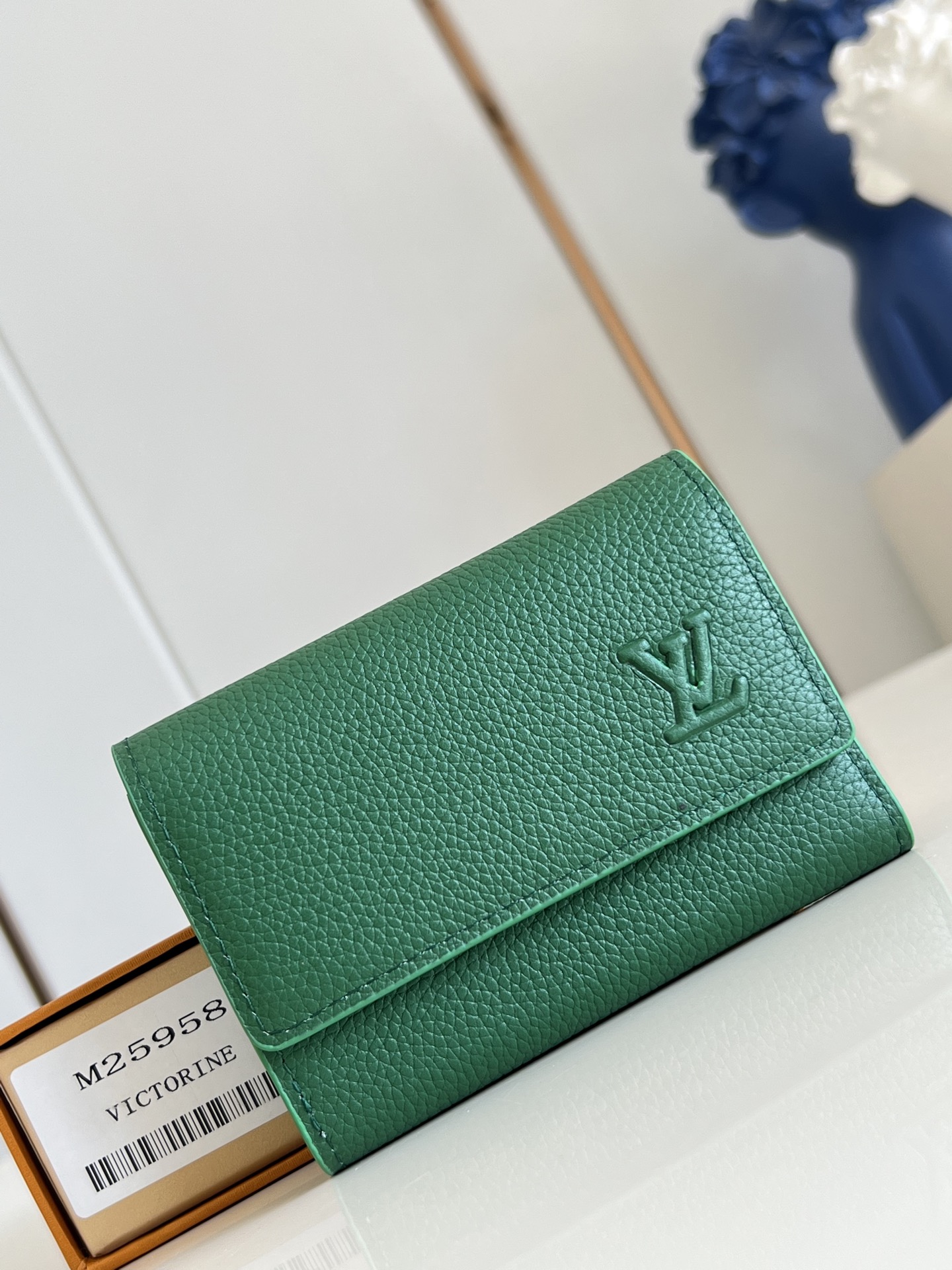 【顶级原单 M25958绿 】以经典 Monogram 涂层帆布制作，这款 Enveloppe Cart