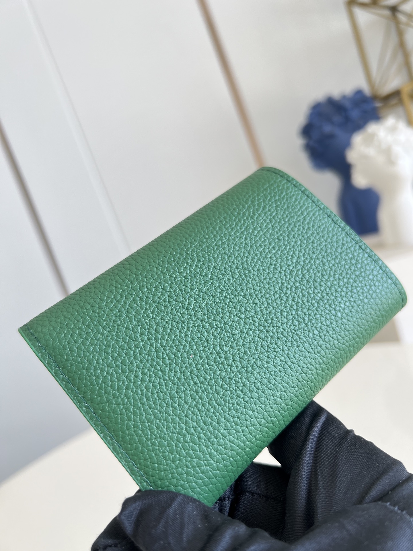 【顶级原单 M25958绿 】以经典 Monogram 涂层帆布制作，这款 Enveloppe Cart