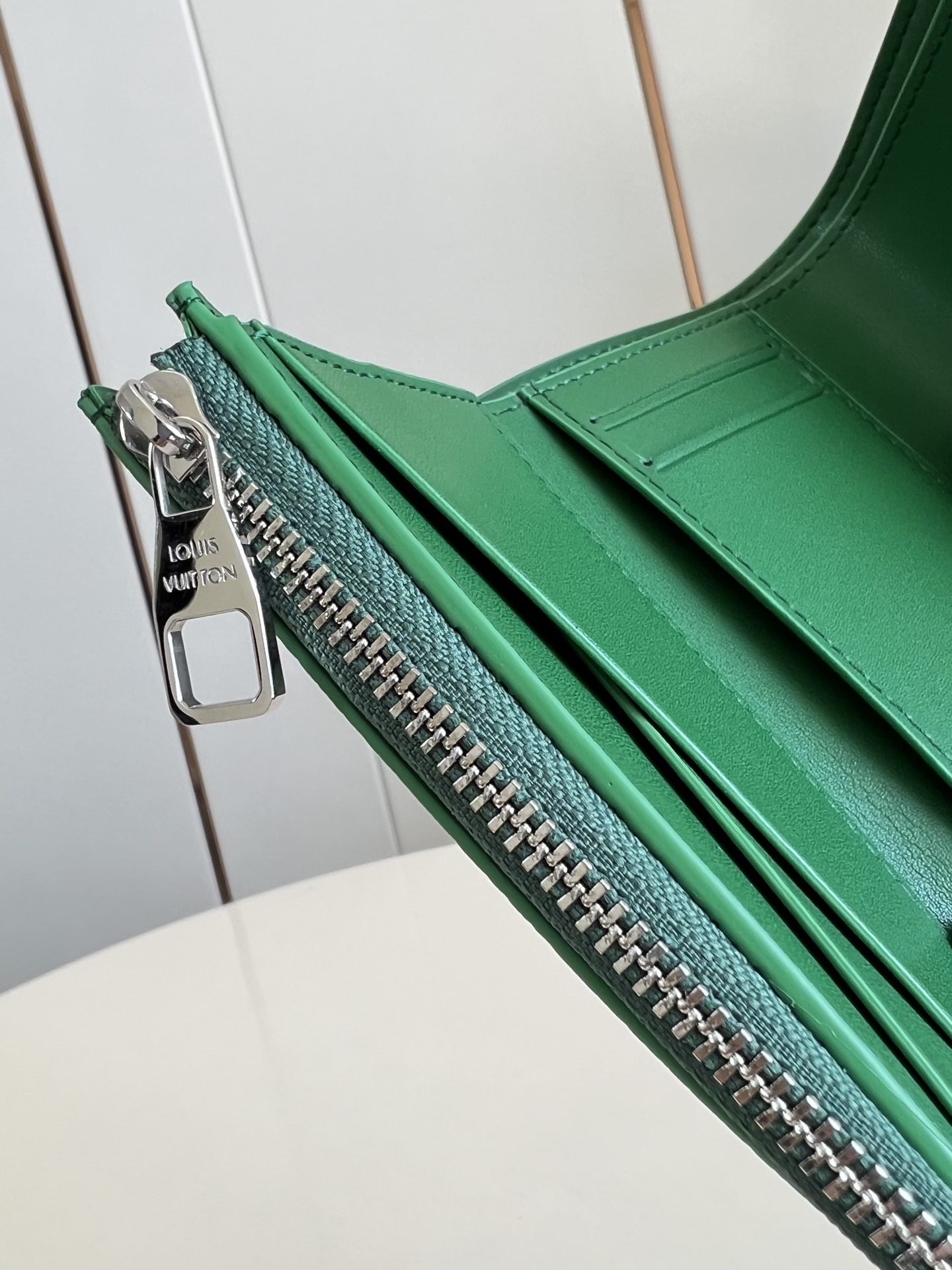 【顶级原单 M25958绿 】以经典 Monogram 涂层帆布制作，这款 Enveloppe Cart