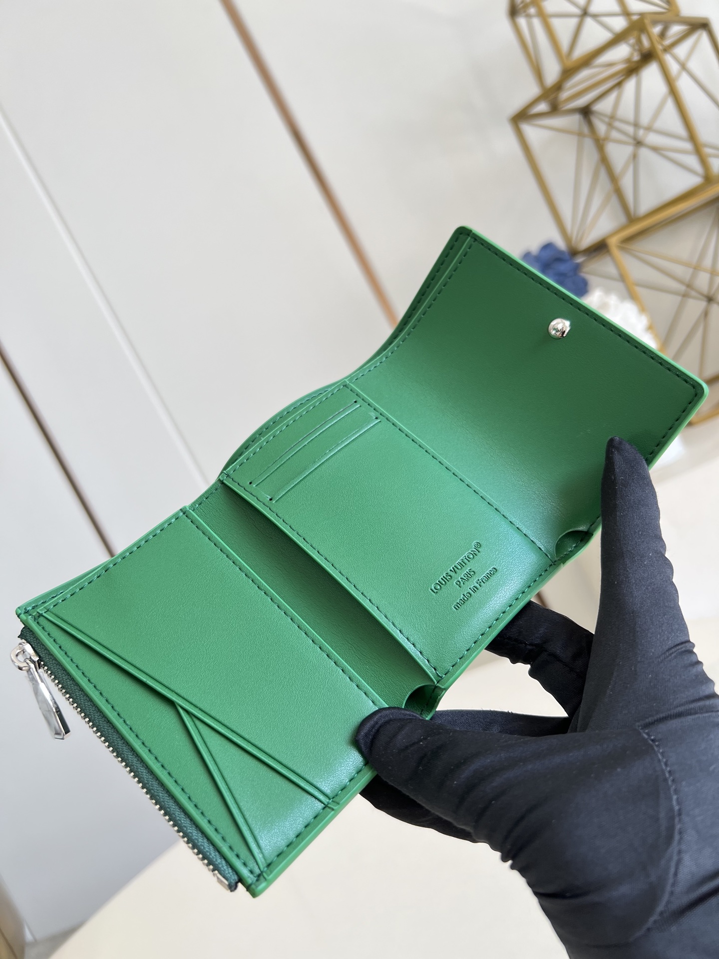 【顶级原单 M25958绿 】以经典 Monogram 涂层帆布制作，这款 Enveloppe Cart