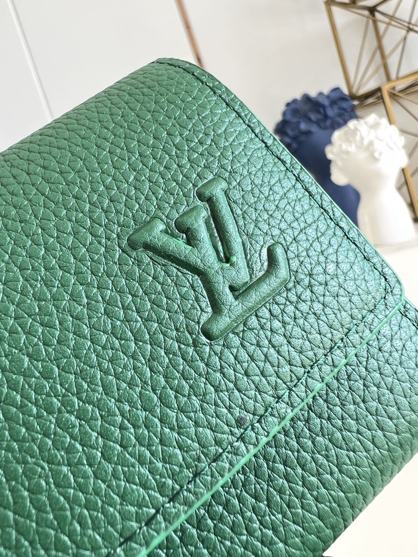 【顶级原单 M25958绿 】以经典 Monogram 涂层帆布制作，这款 Enveloppe Cart