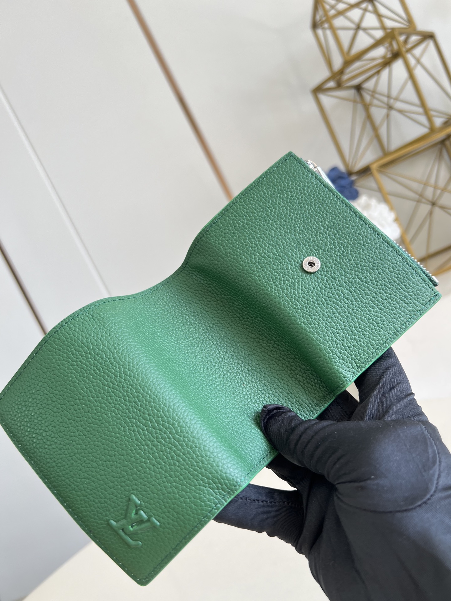 【顶级原单 M25958绿 】以经典 Monogram 涂层帆布制作，这款 Enveloppe Cart