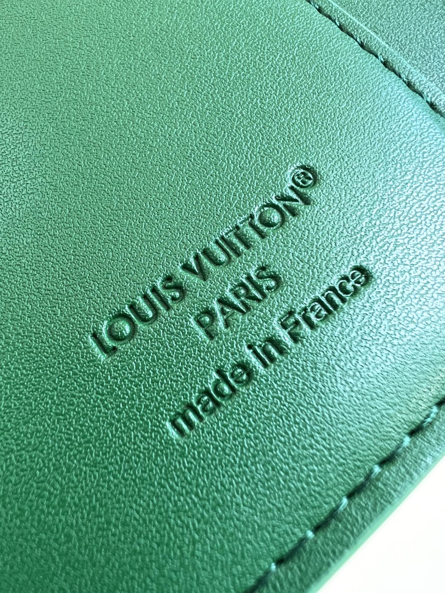 【顶级原单 M25958绿 】以经典 Monogram 涂层帆布制作，这款 Enveloppe Cart