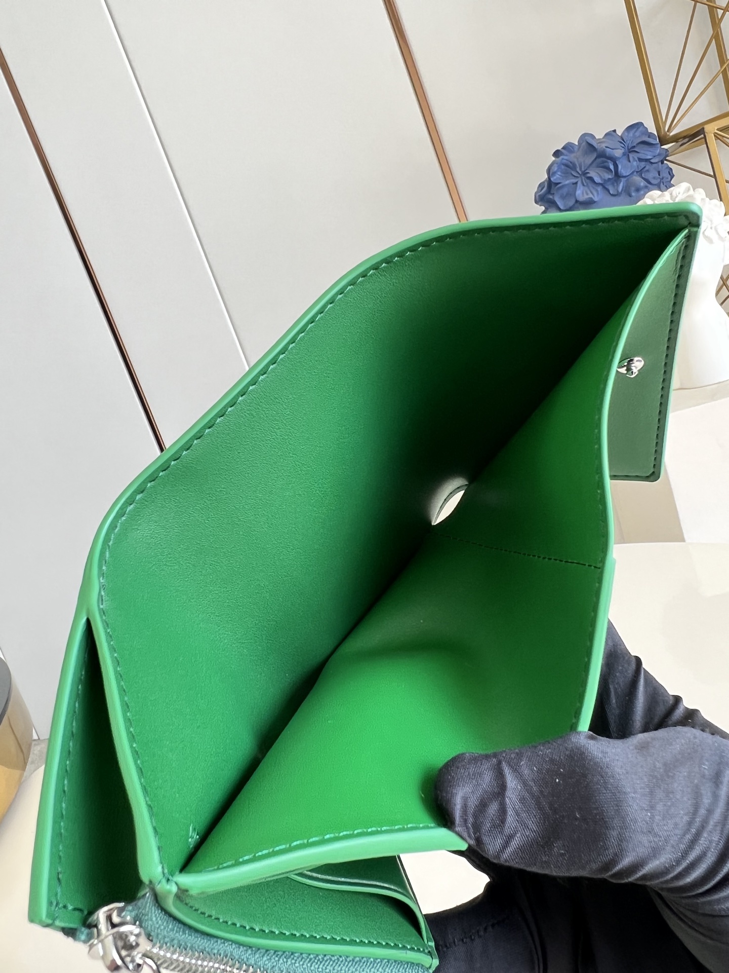 【顶级原单 M25958绿 】以经典 Monogram 涂层帆布制作，这款 Enveloppe Cart