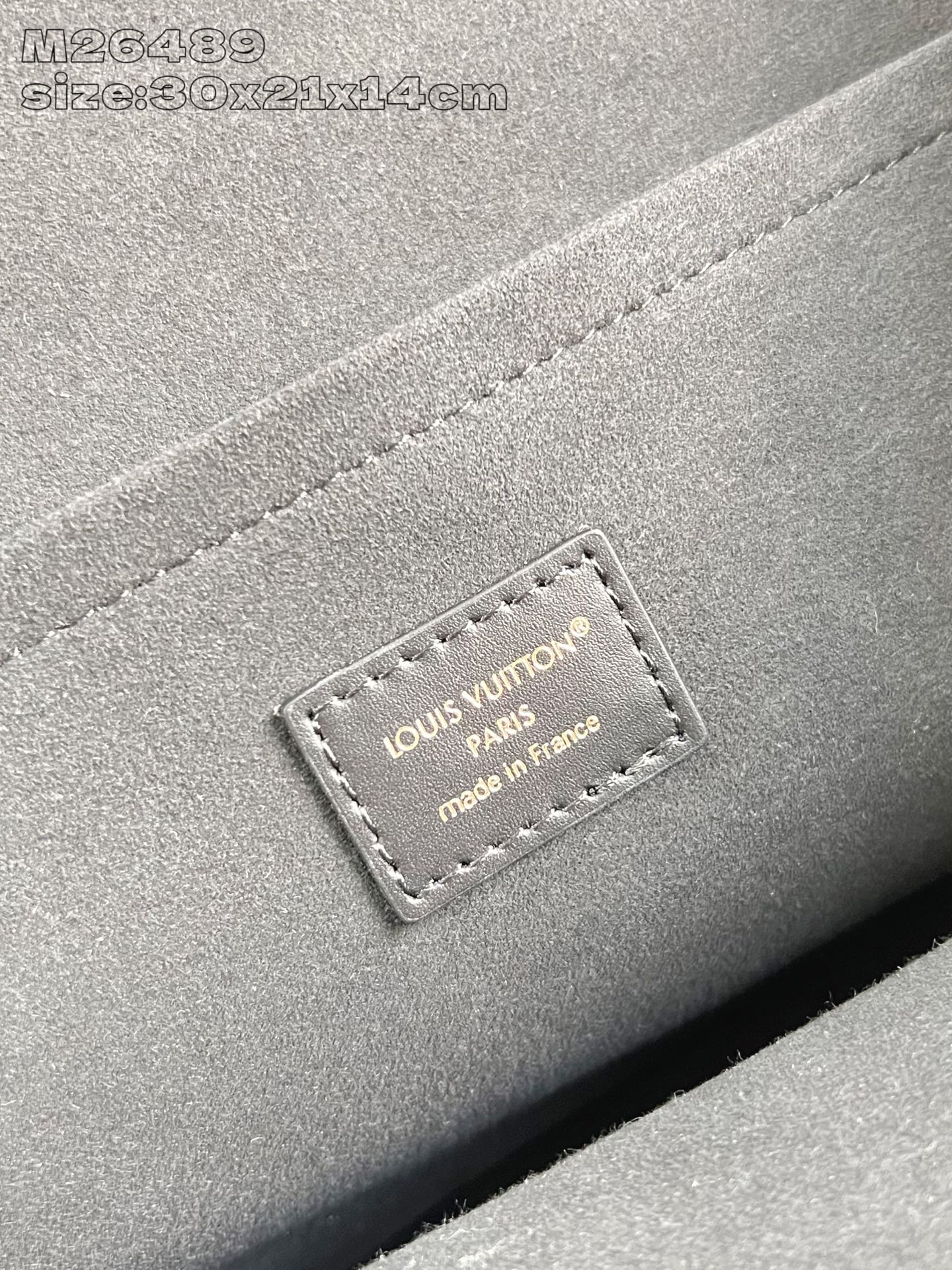 【顶级原单 M26489黑压花 】本款 Alma PM 手袋溯源 1934 年的装饰艺术格调，以 Mon