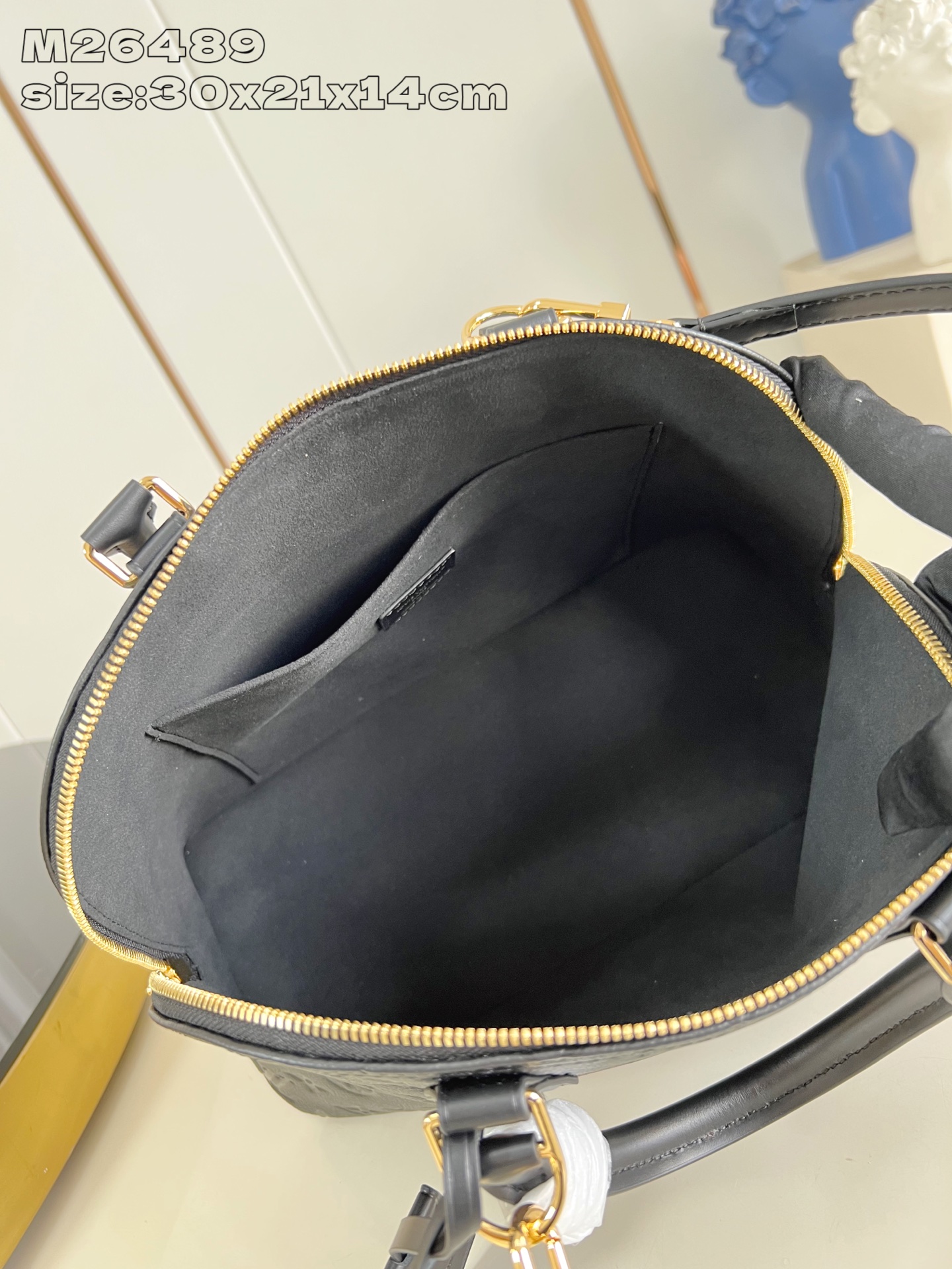 【顶级原单 M26489黑压花 】本款 Alma PM 手袋溯源 1934 年的装饰艺术格调，以 Mon