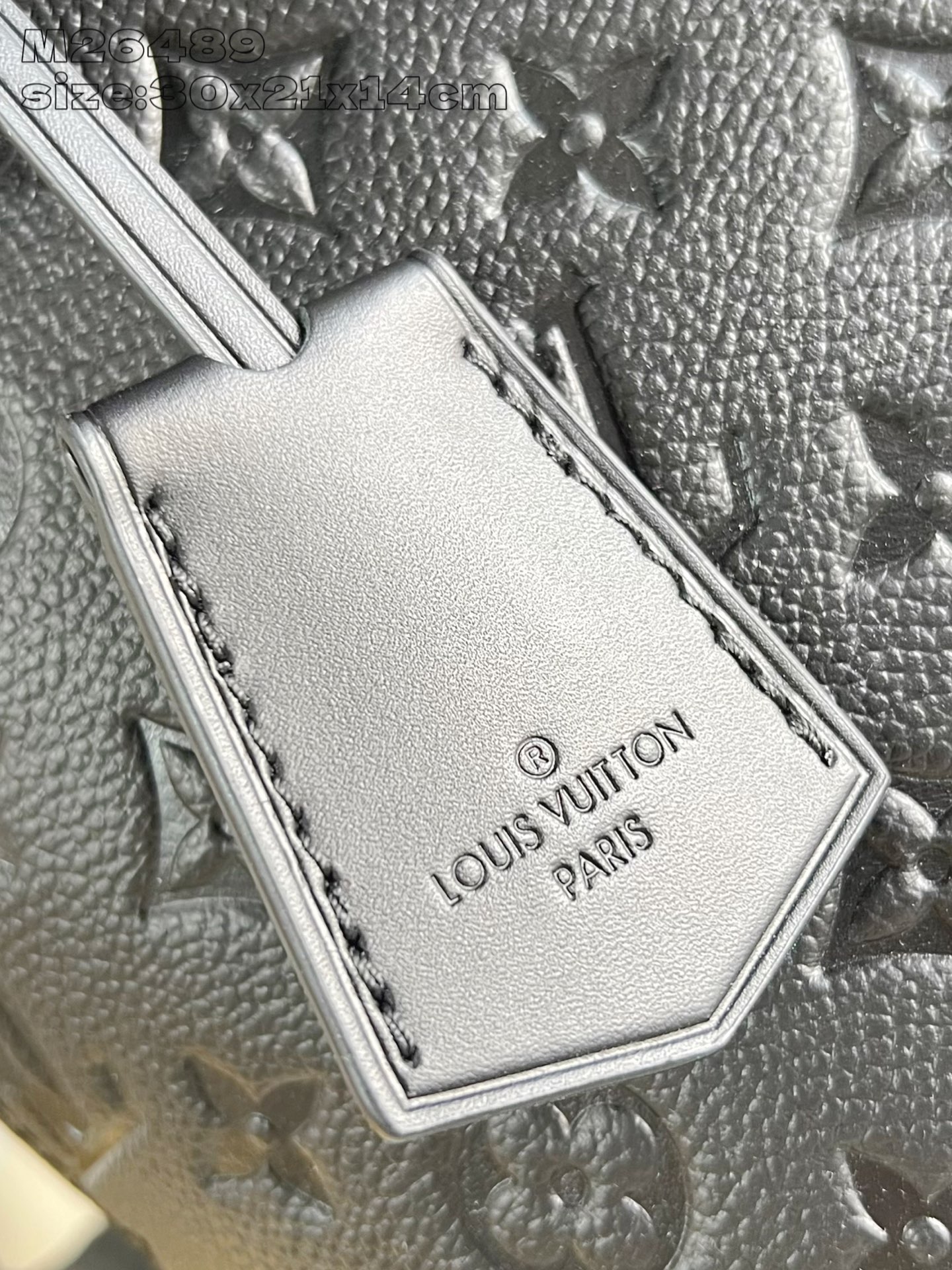 【顶级原单 M26489黑压花 】本款 Alma PM 手袋溯源 1934 年的装饰艺术格调，以 Mon