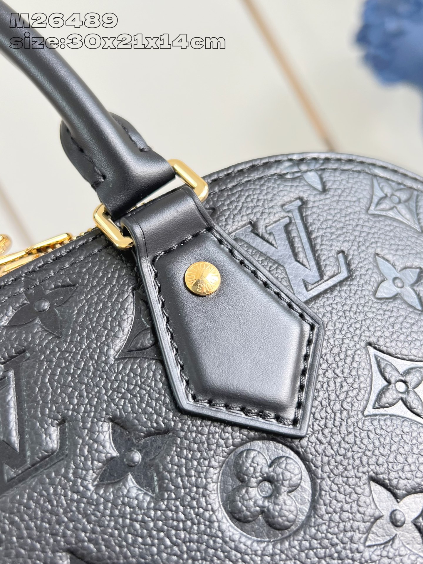 【顶级原单 M26489黑压花 】本款 Alma PM 手袋溯源 1934 年的装饰艺术格调，以 Mon