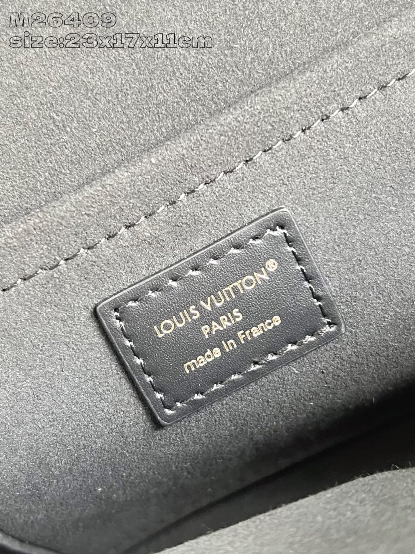 【顶级原单 M26409黑压花 】本款 Alma BB 手袋溯源 1934 年的装饰艺术格调，以 Mon