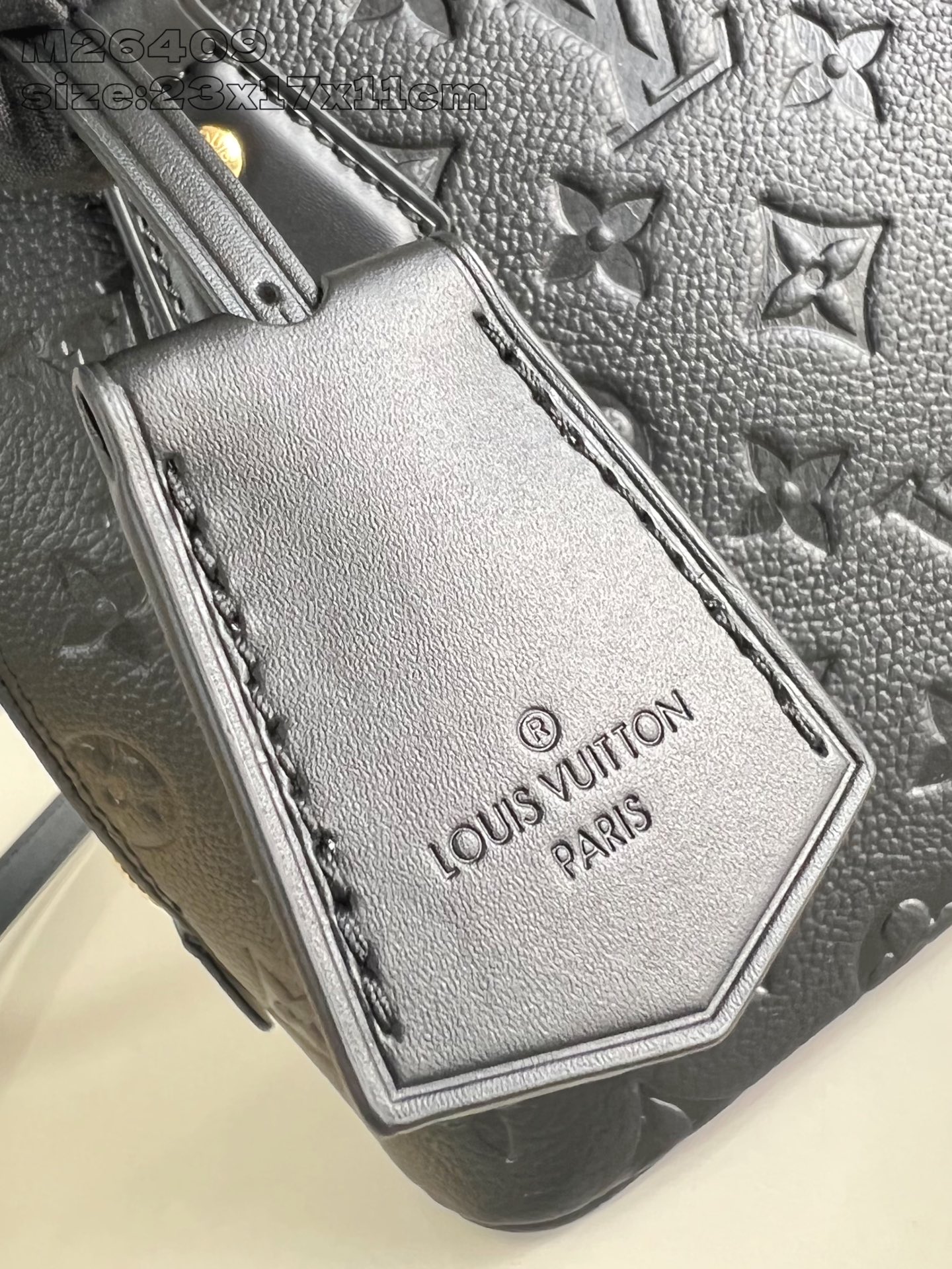 【顶级原单 M26409黑压花 】本款 Alma BB 手袋溯源 1934 年的装饰艺术格调，以 Mon