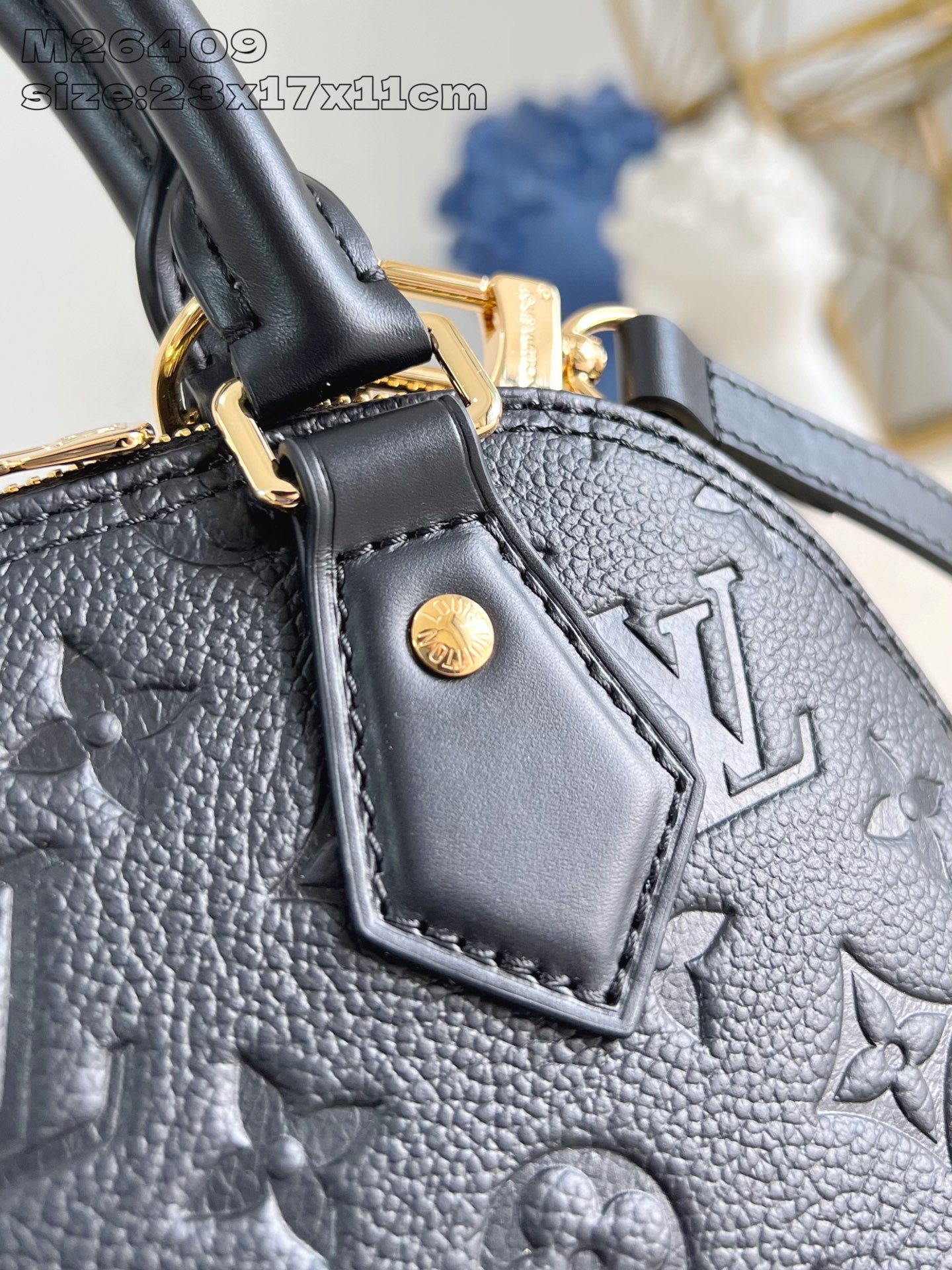 【顶级原单 M26409黑压花 】本款 Alma BB 手袋溯源 1934 年的装饰艺术格调，以 Mon