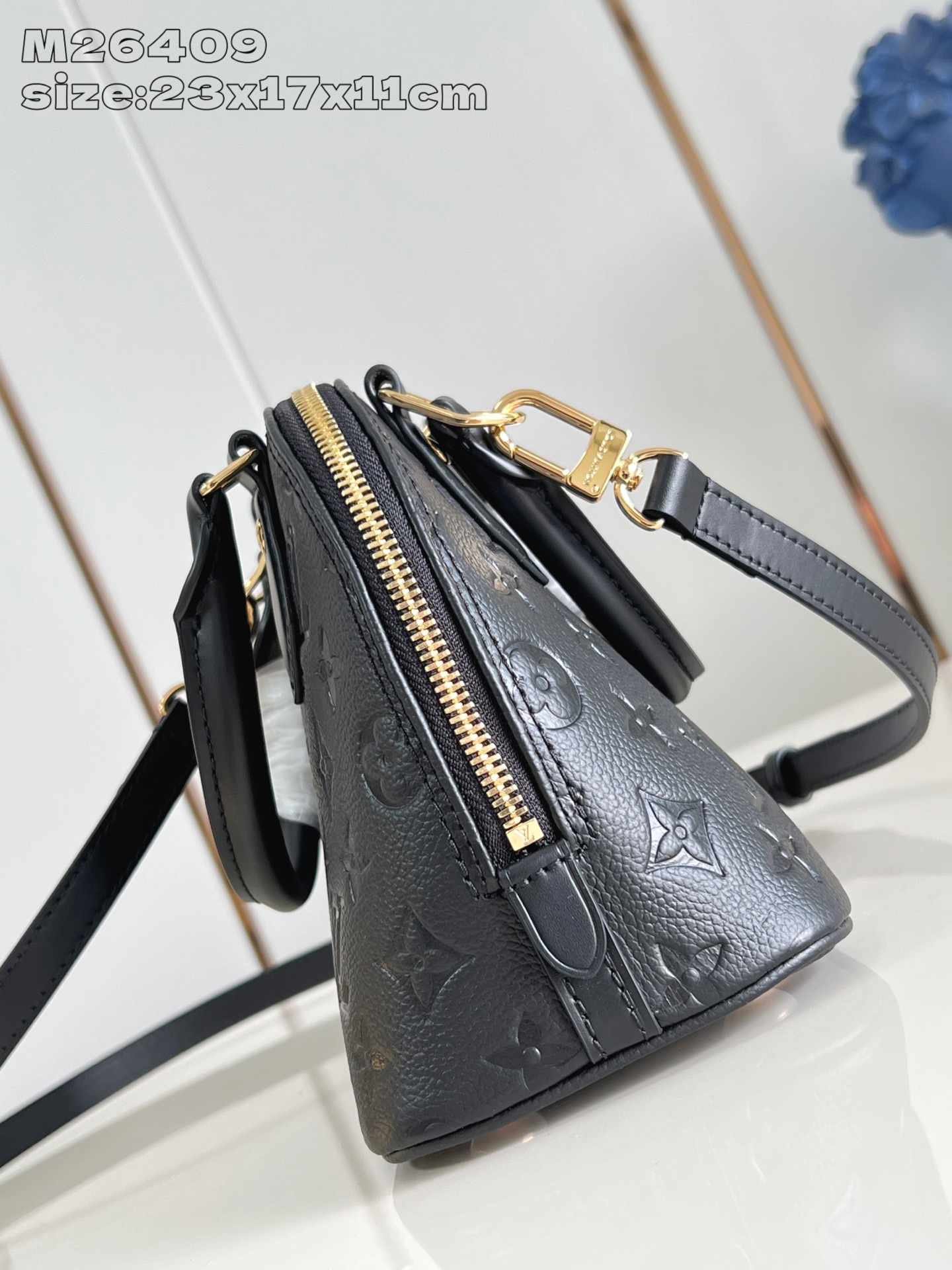 【顶级原单 M26409黑压花 】本款 Alma BB 手袋溯源 1934 年的装饰艺术格调，以 Mon