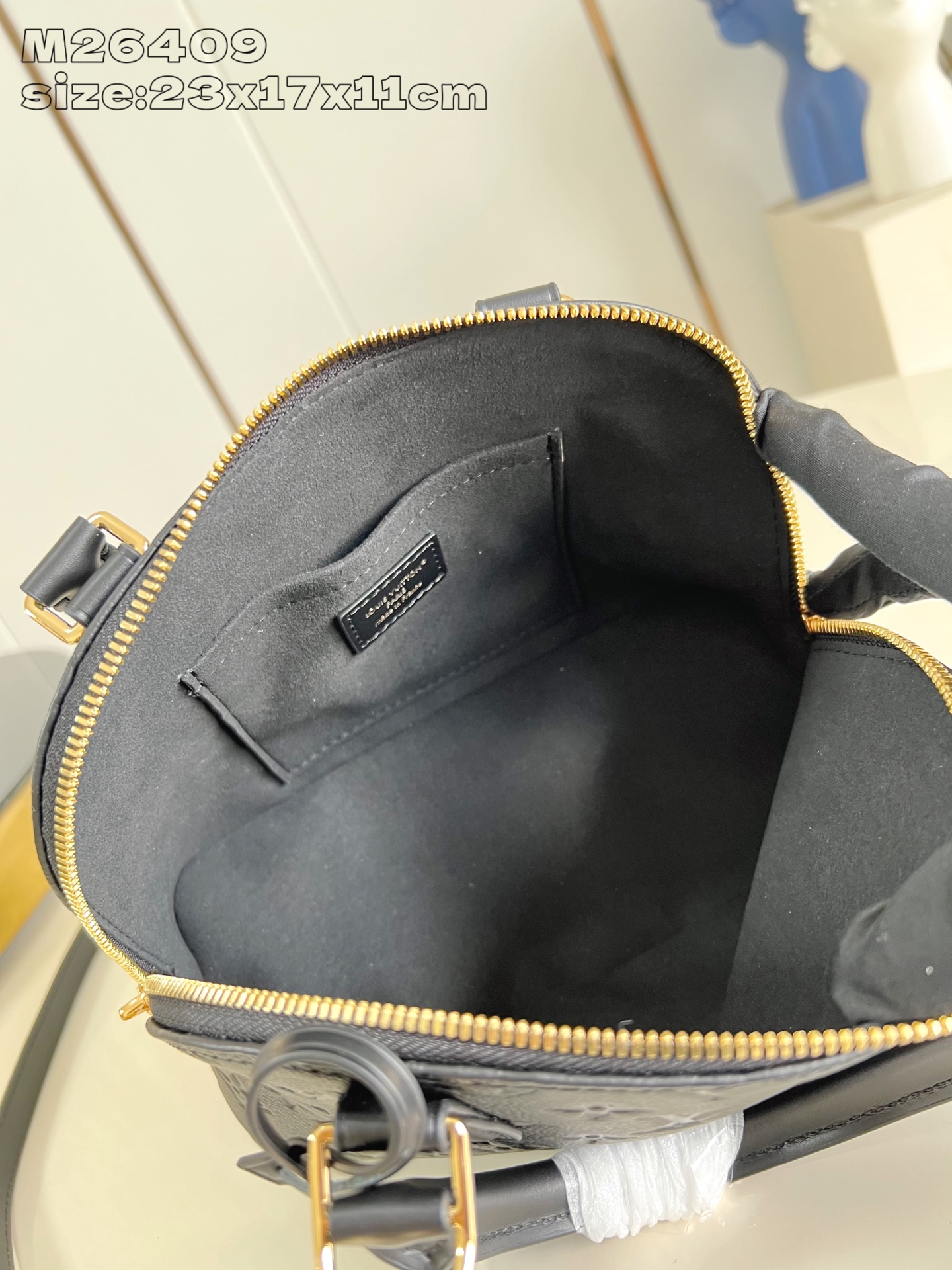 【顶级原单 M26409黑压花 】本款 Alma BB 手袋溯源 1934 年的装饰艺术格调，以 Mon