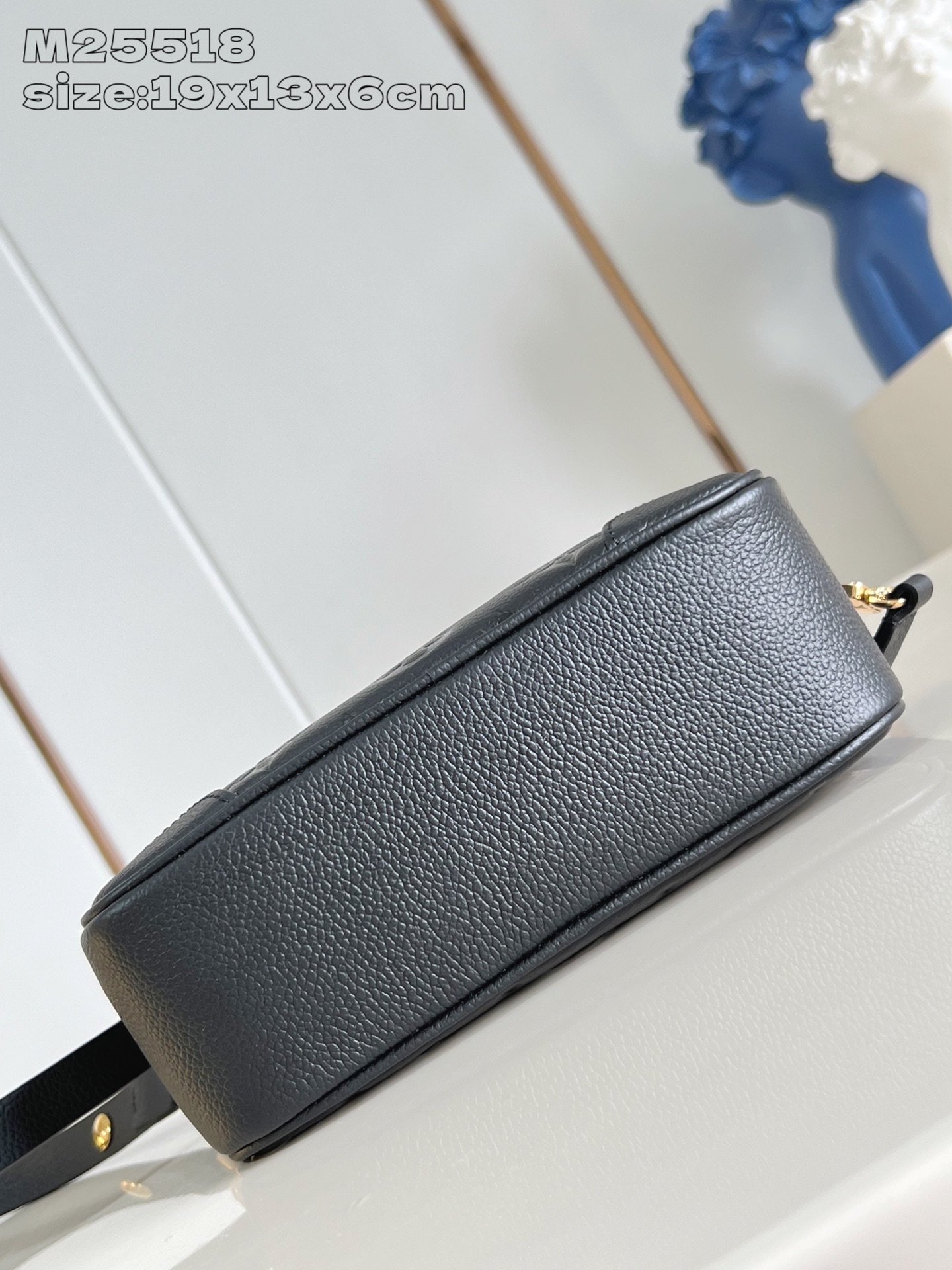 【顶级原单 M25518黑压花 】Monogram Empreinte系列推出了这款具有永恒色彩的Tin