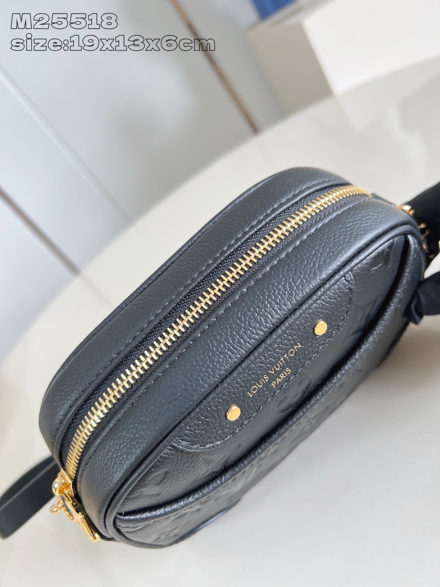 【顶级原单 M25518黑压花 】Monogram Empreinte系列推出了这款具有永恒色彩的Tin