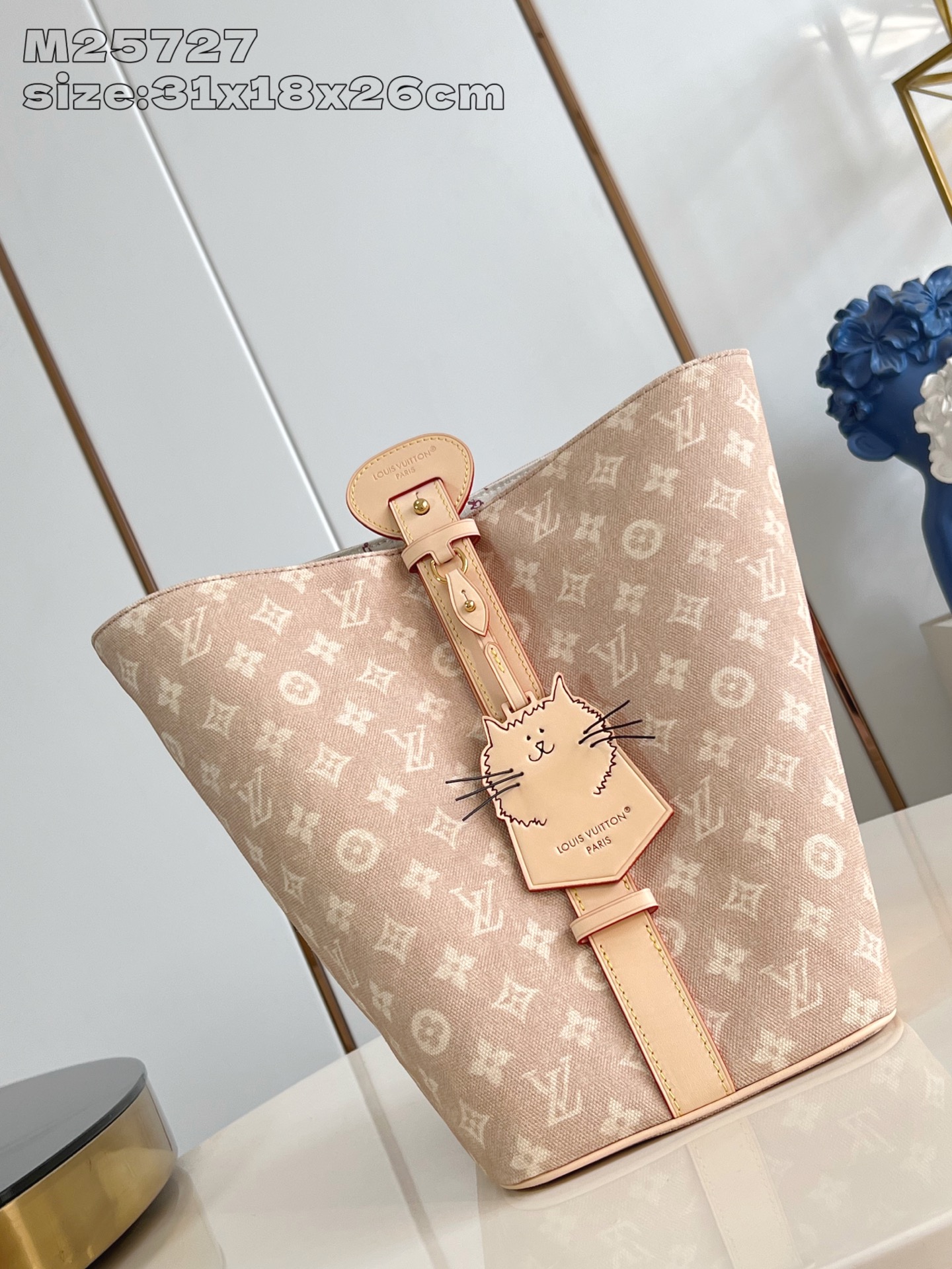 【顶级原单 M25727 】本款 All In 大号手袋出自 LV Travels With 系列，以 