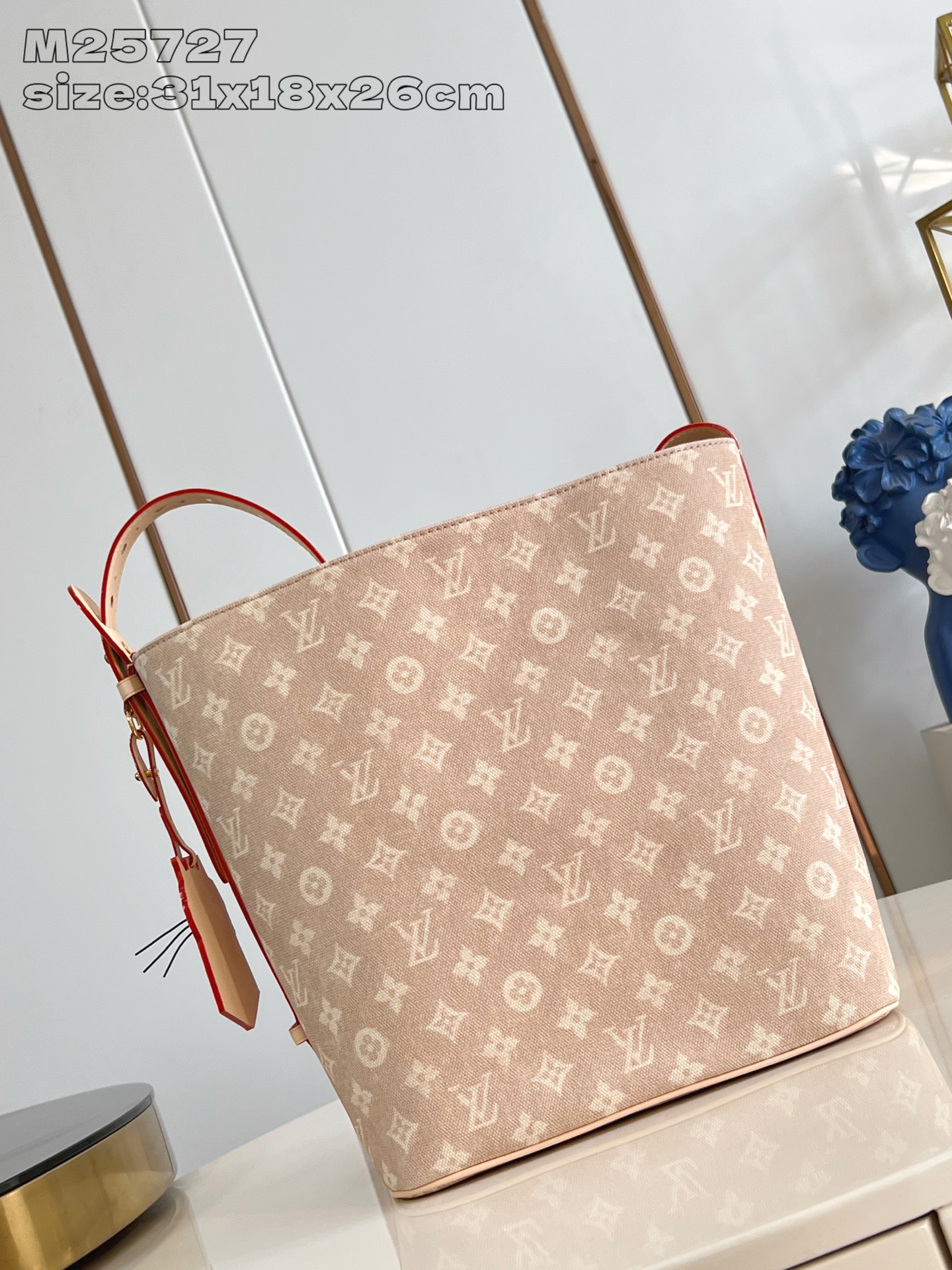 【顶级原单 M25727 】本款 All In 大号手袋出自 LV Travels With 系列，以 