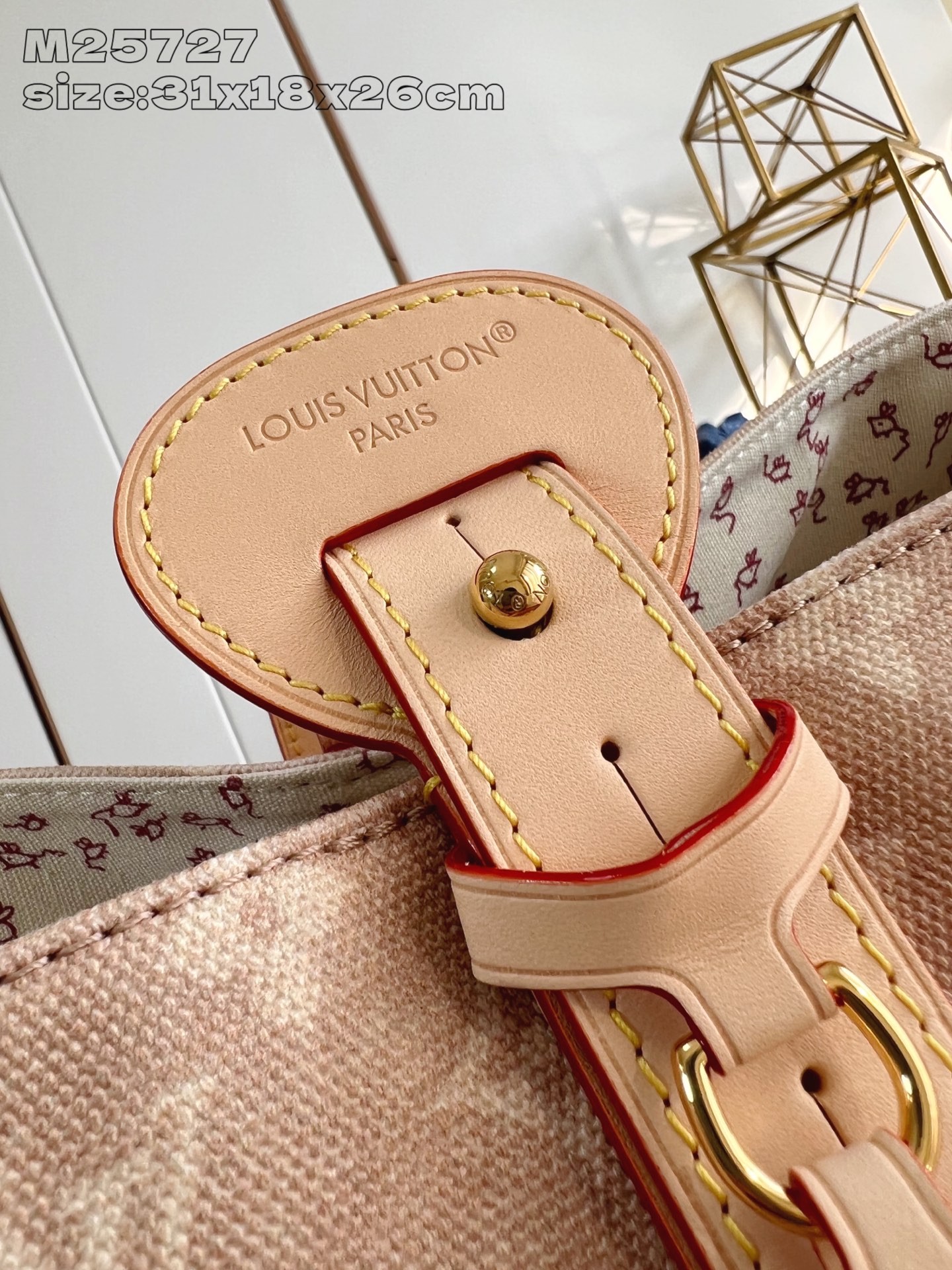 【顶级原单 M25727 】本款 All In 大号手袋出自 LV Travels With 系列，以 