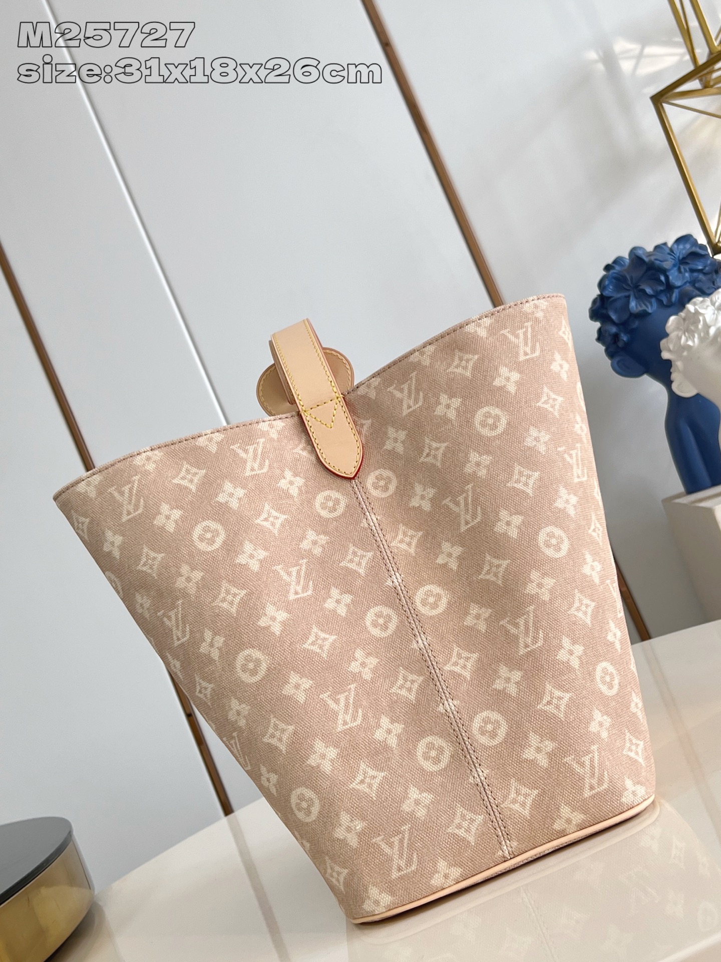 【顶级原单 M25727 】本款 All In 大号手袋出自 LV Travels With 系列，以 