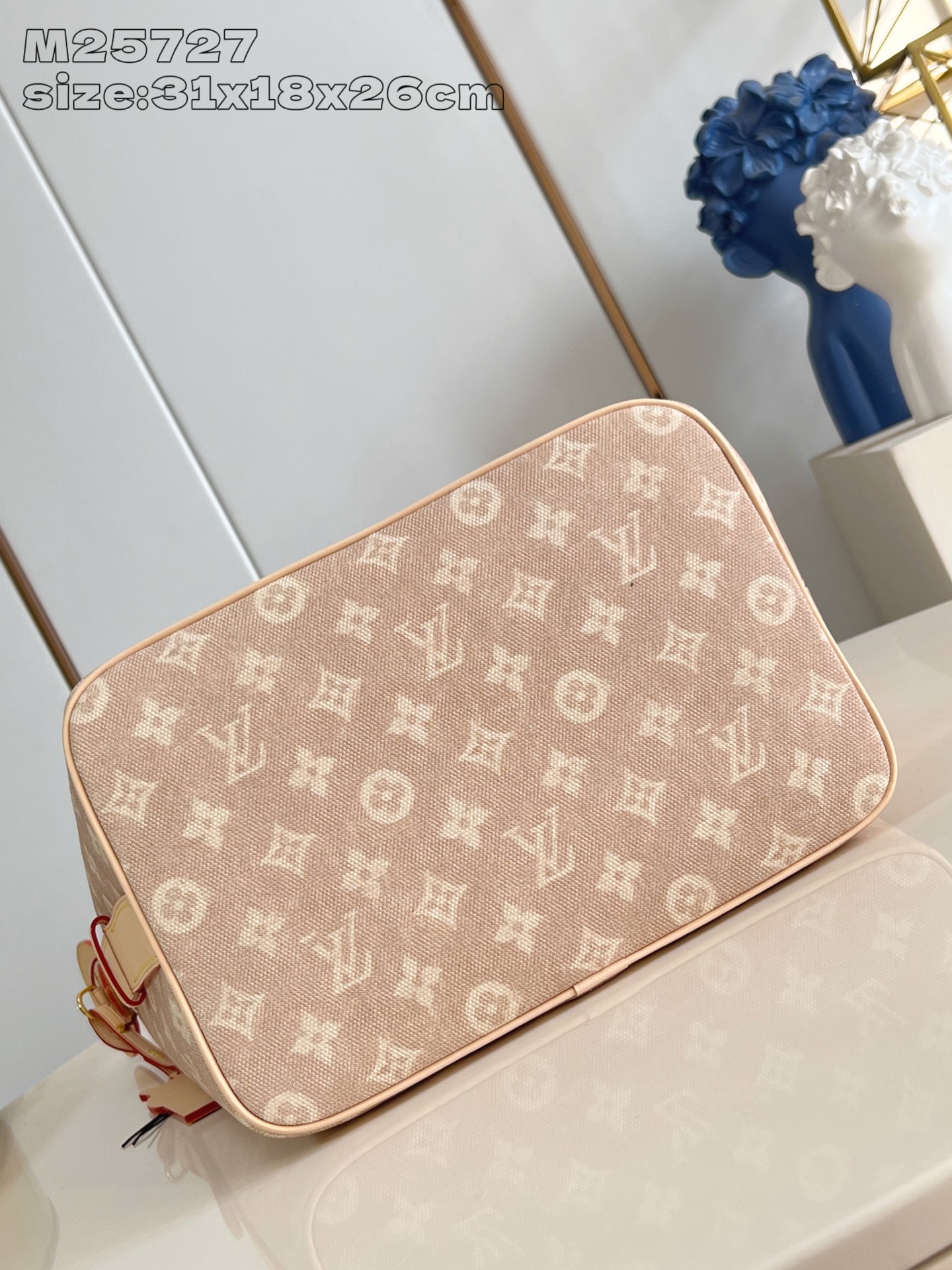 【顶级原单 M25727 】本款 All In 大号手袋出自 LV Travels With 系列，以 