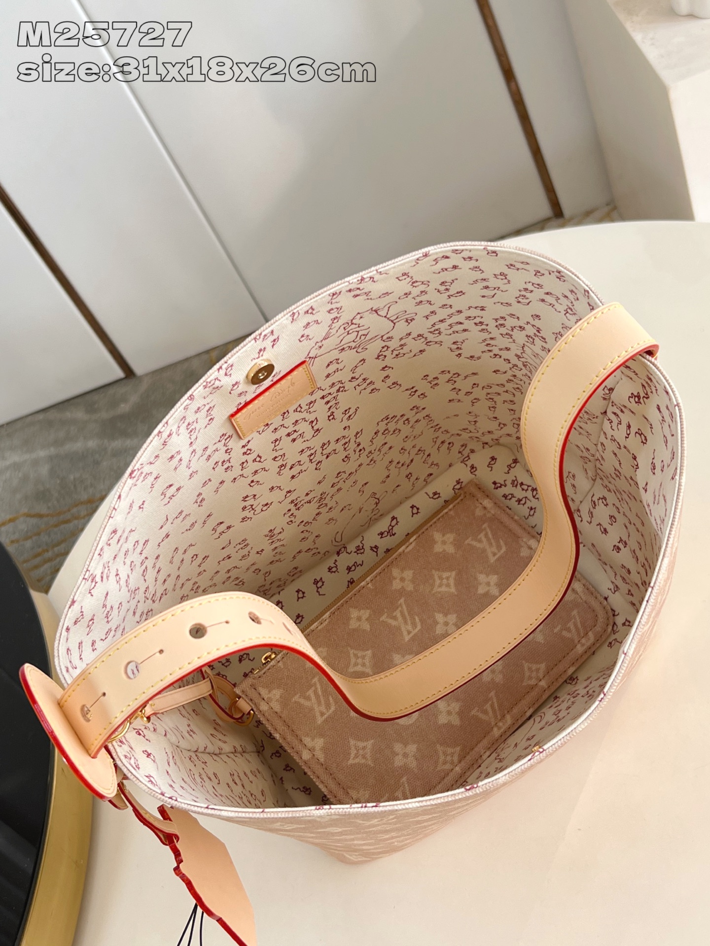 【顶级原单 M25727 】本款 All In 大号手袋出自 LV Travels With 系列，以 