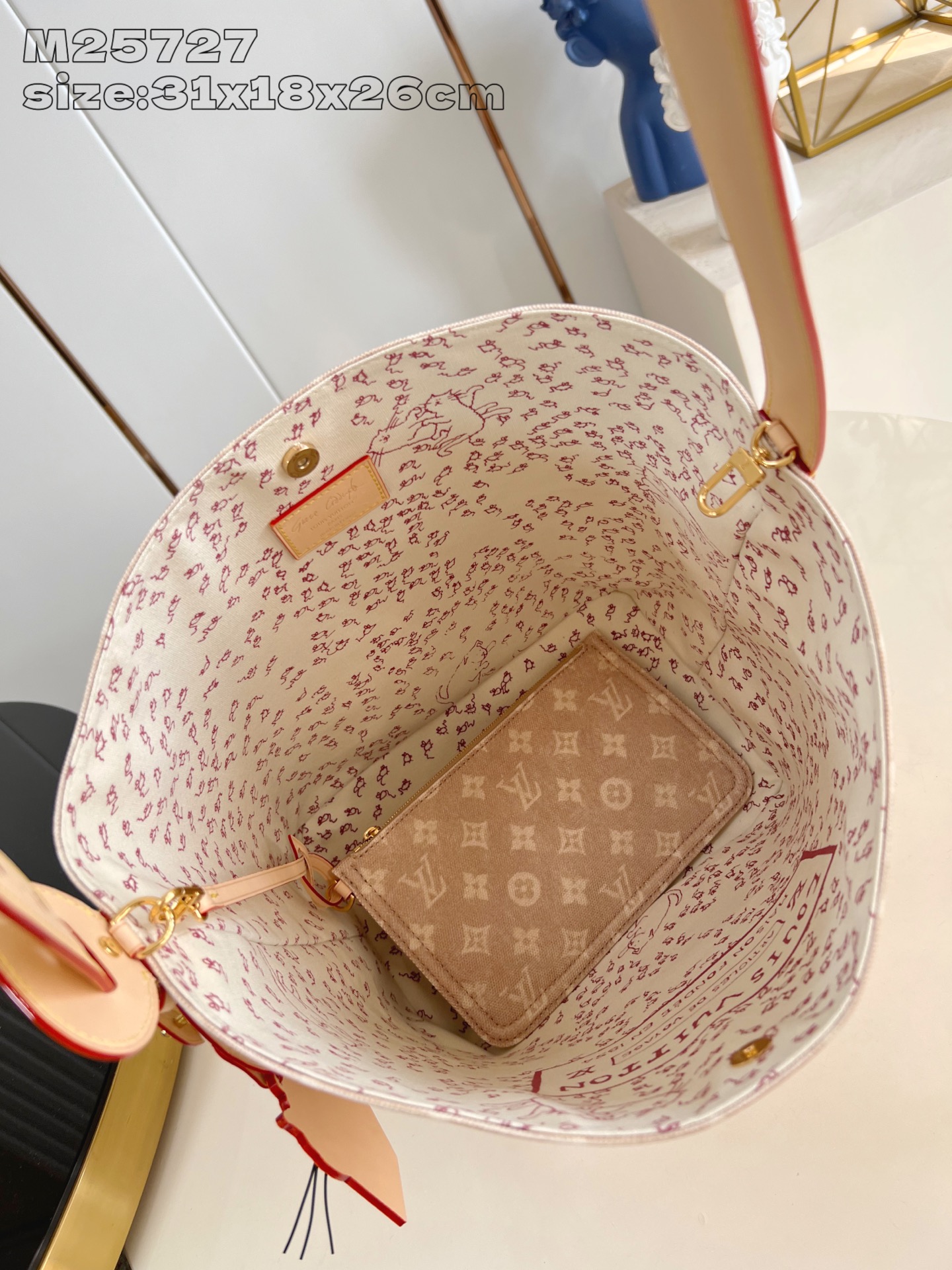 【顶级原单 M25727 】本款 All In 大号手袋出自 LV Travels With 系列，以 