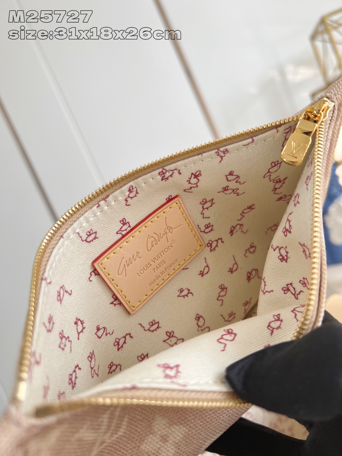 【顶级原单 M25727 】本款 All In 大号手袋出自 LV Travels With 系列，以 