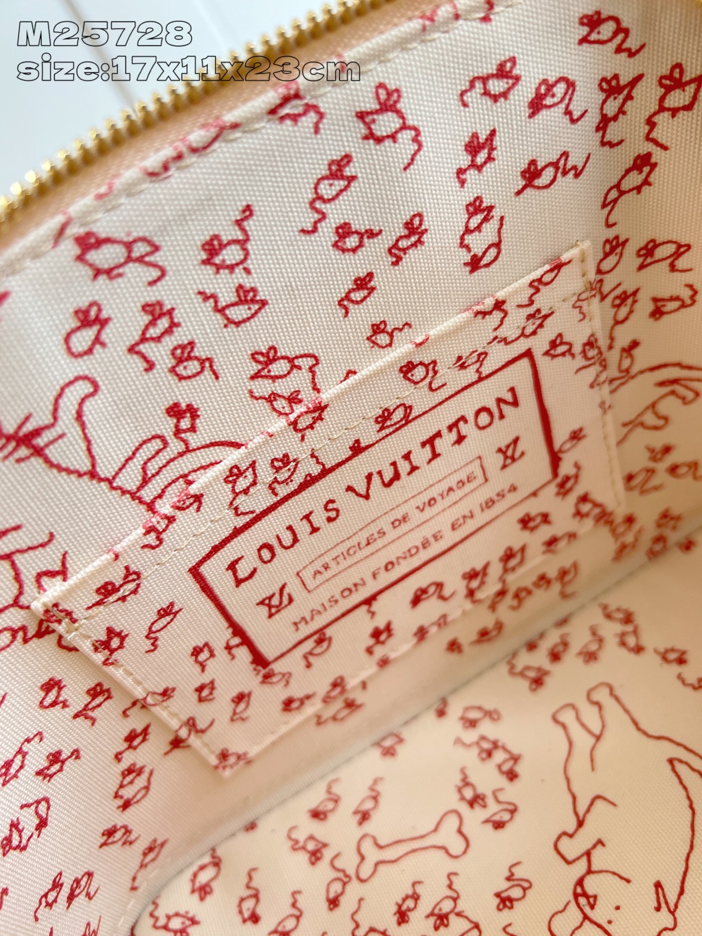 【顶级原单 M25728 】本款 Alma BB 手袋出自路易威登与 Grace Coddington 