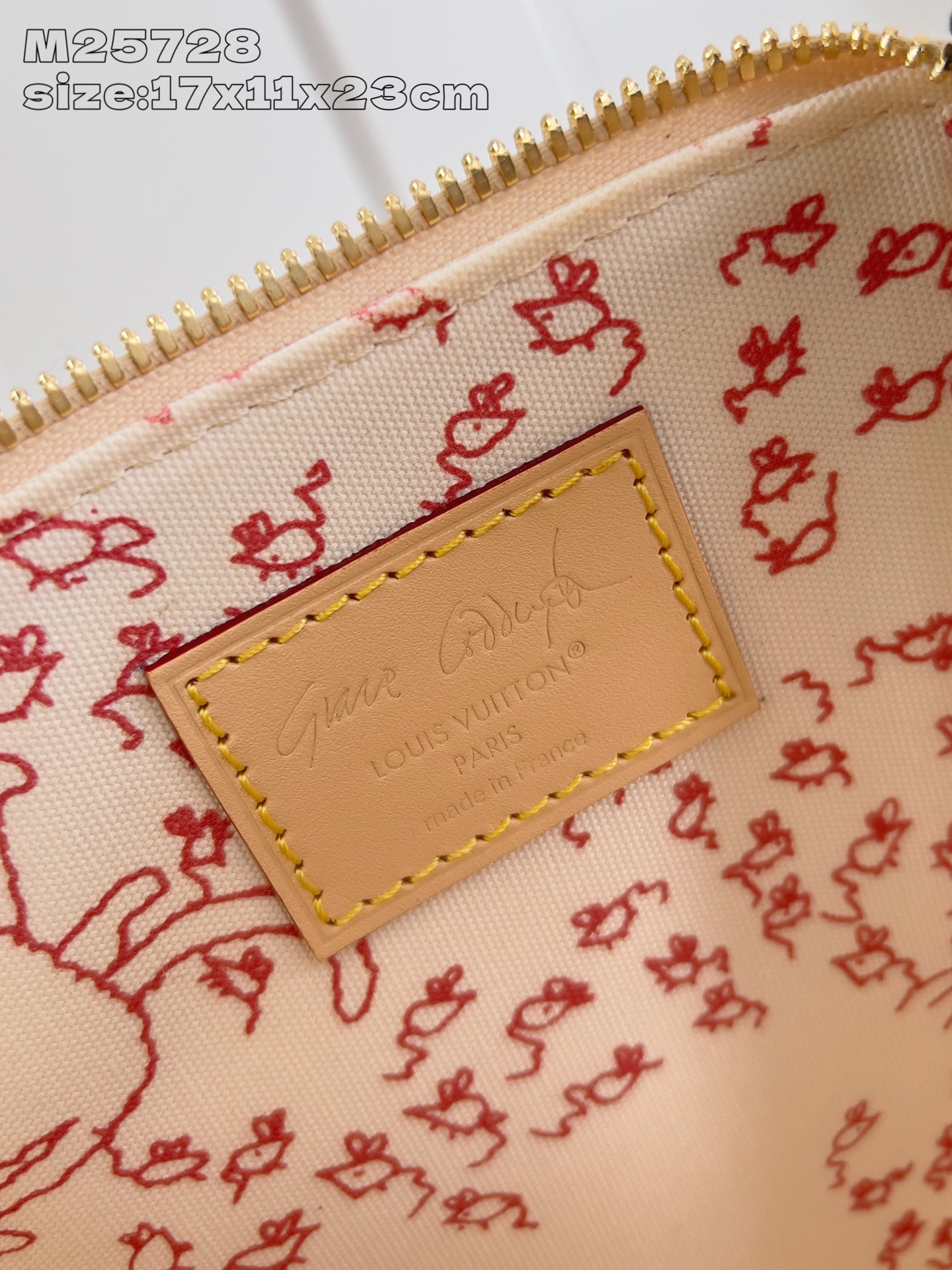 【顶级原单 M25728 】本款 Alma BB 手袋出自路易威登与 Grace Coddington 