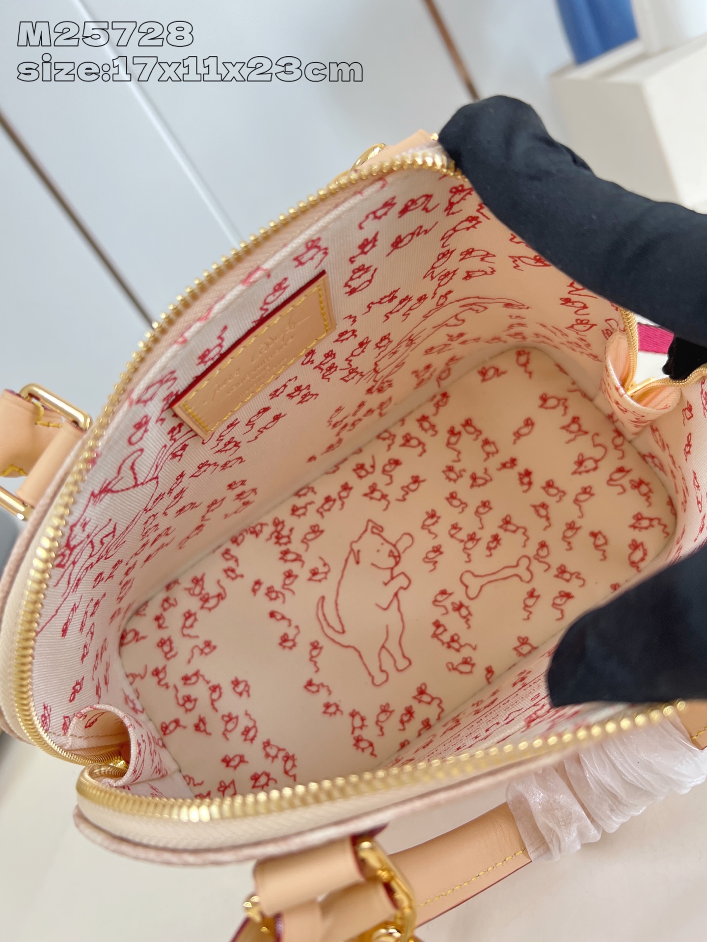 【顶级原单 M25728 】本款 Alma BB 手袋出自路易威登与 Grace Coddington 