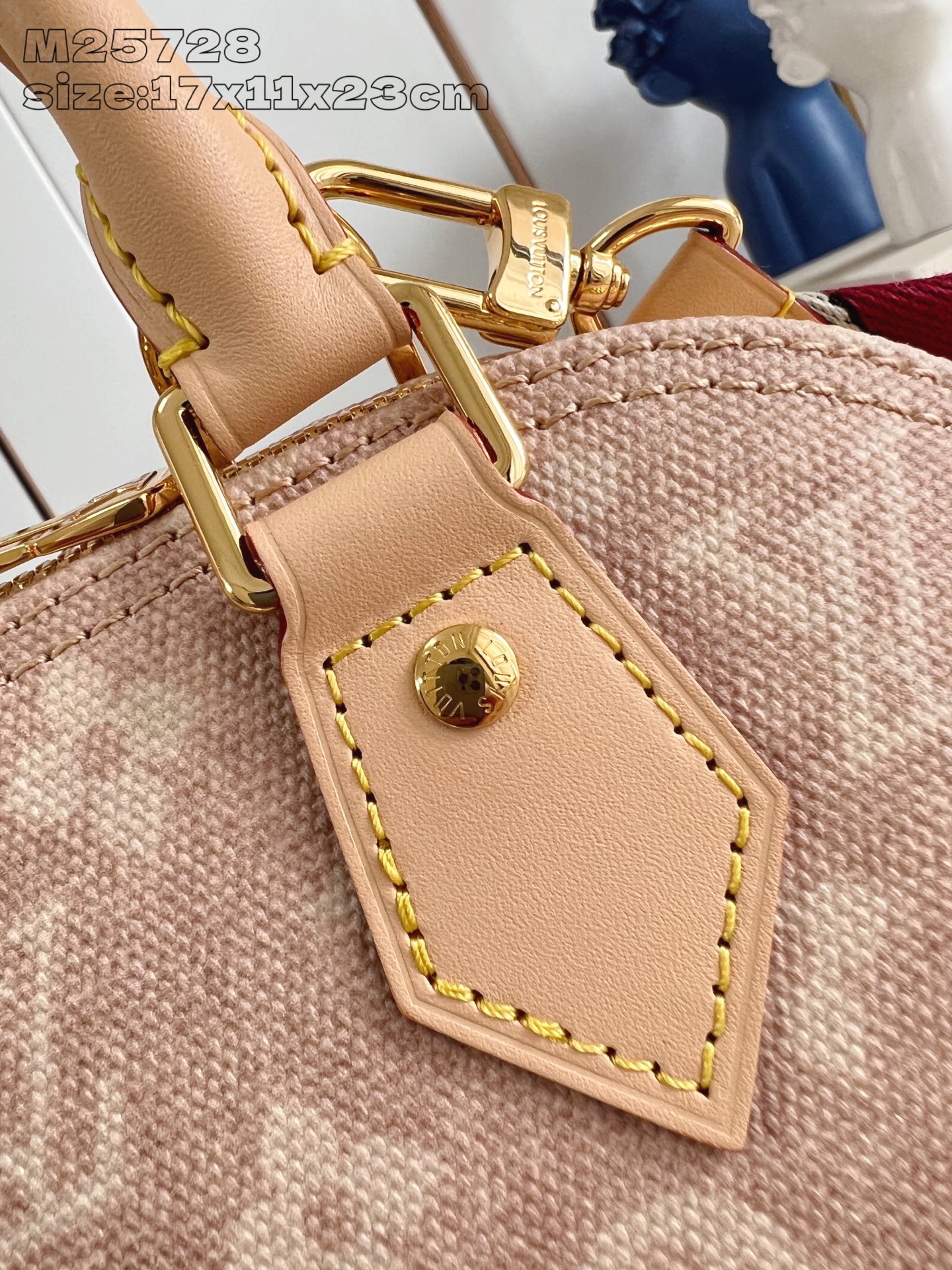 【顶级原单 M25728 】本款 Alma BB 手袋出自路易威登与 Grace Coddington 